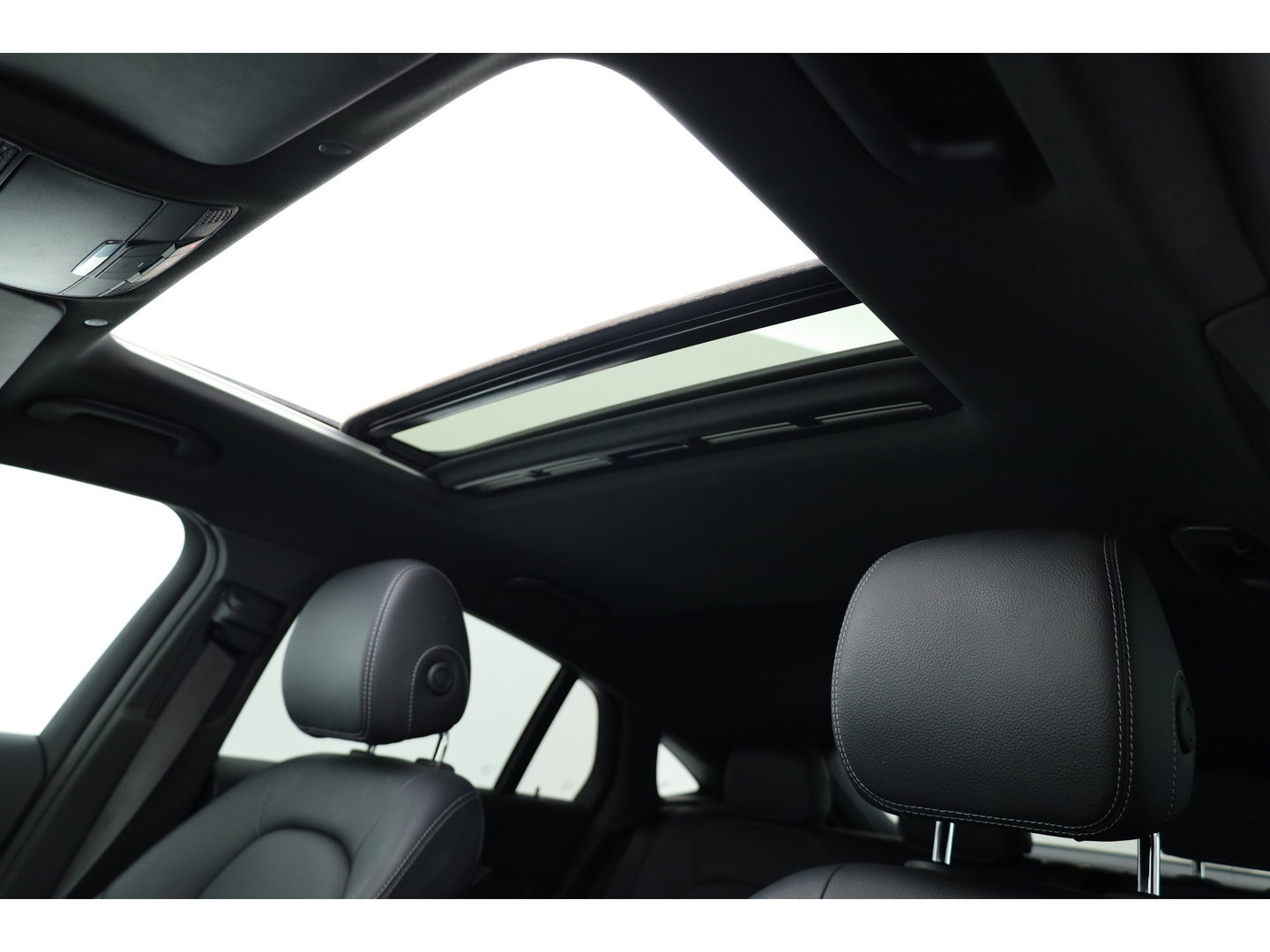Mercedes-Benz GLC Coupé 300e 4MATIC Business Solution Luxury | SOH 86.2% | Adapt. Cruise | Apple CarPlay & Android Auto | Pano | Trekhaak | Dodehoek | Stoelverw.