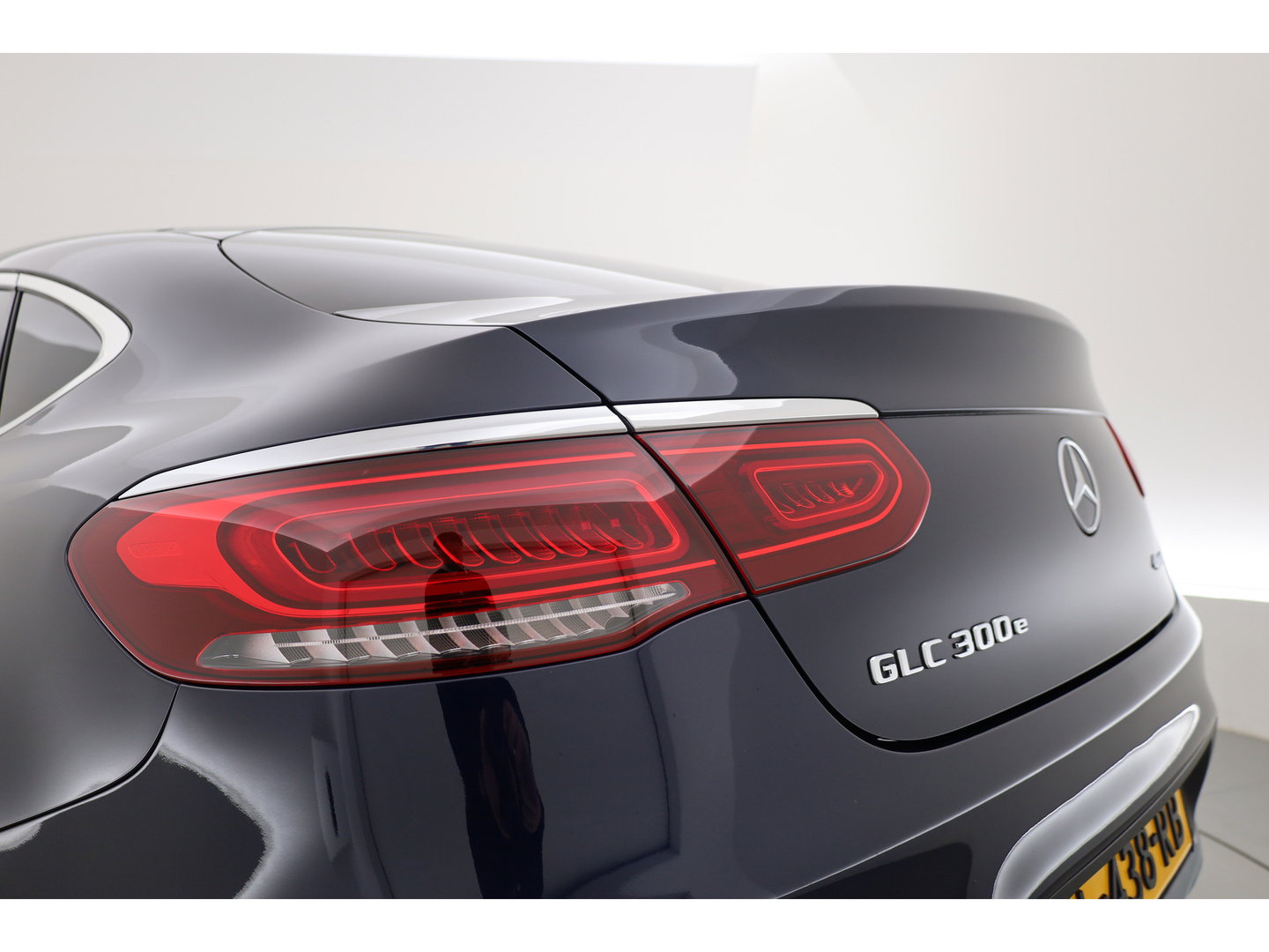 Mercedes-Benz GLC Coupé 300e 4MATIC Business Solution Luxury | SOH 86.2% | Adapt. Cruise | Apple CarPlay & Android Auto | Pano | Trekhaak | Dodehoek | Stoelverw.