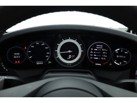 Porsche 911 Cabrio 3.0 Carrera 4 S Orgi. NL | Sport Chrono | Achterasbesturing | Sport Design Pack | PDCC | PDLS | Sportuitlaat | 20/21'' | Adaptieve Sportstoelen Plus ( Leder-Sport-Tex Stickels (checker Flag)