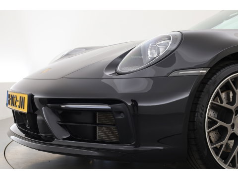 Porsche 911 Cabrio 3.0 Carrera 4 S Orgi. NL | Sport Chrono | Achterasbesturing | Sport Design Pack | PDCC | PDLS | Sportuitlaat | 20/21'' | Adaptieve Sportstoelen Plus ( Leder-Sport-Tex Stickels (checker Flag)