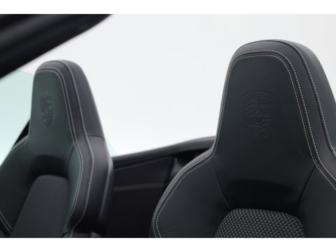 Porsche 911 Cabrio 3.0 Carrera 4 S Orgi. NL | Sport Chrono | Achterasbesturing | Sport Design Pack | PDCC | PDLS | Sportuitlaat | 20/21'' | Adaptieve Sportstoelen Plus ( Leder-Sport-Tex Stickels (checker Flag)