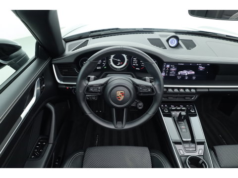 Porsche 911 Cabrio 3.0 Carrera 4 S Orgi. NL | Sport Chrono | Achterasbesturing | Sport Design Pack | PDCC | PDLS | Sportuitlaat | 20/21'' | Adaptieve Sportstoelen Plus ( Leder-Sport-Tex Stickels (checker Flag)
