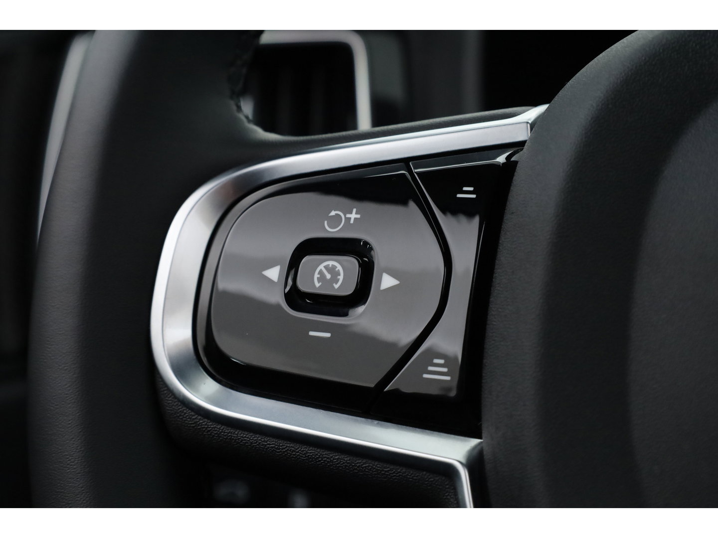Volvo XC60 2.0 T8 Plug-in hybrid AWD Plus Black Edition | SOH 99.1% | Pano | Memory Seats | H&K Audio | 360cam | Pilot Assist | 4x Stoelverw. | Bliss | Google Info.