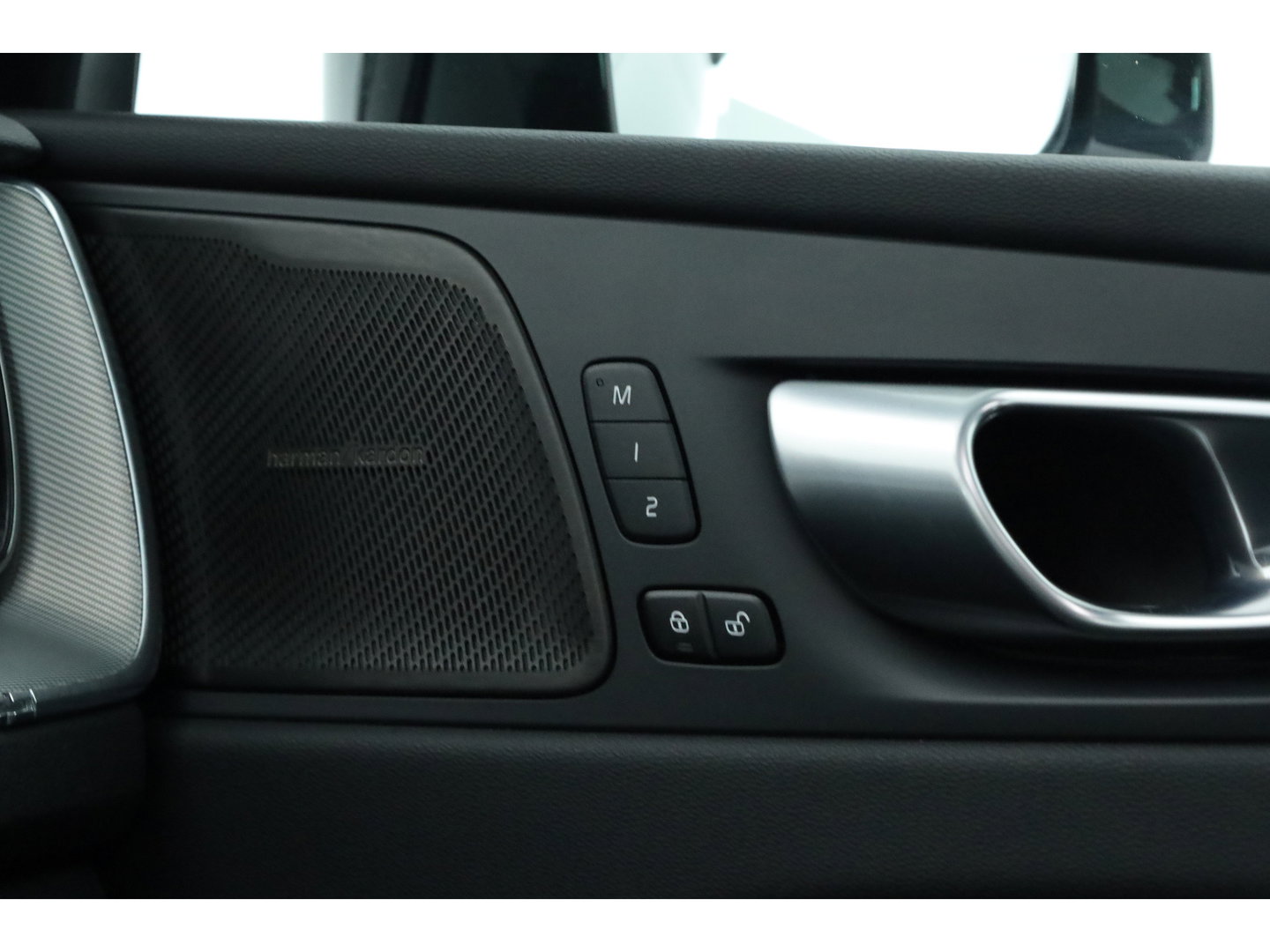 Volvo XC60 2.0 T8 Plug-in hybrid AWD Plus Black Edition | SOH 99.1% | Pano | Memory Seats | H&K Audio | 360cam | Pilot Assist | 4x Stoelverw. | Bliss | Google Info.