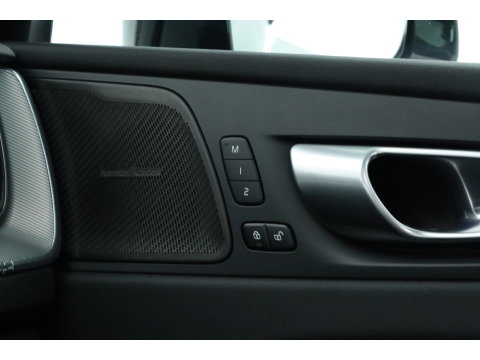 Volvo XC60 2.0 T8 Plug-in hybrid AWD Plus Black Edition | SOH 99.1% | Pano | Memory Seats | H&K Audio | 360cam | Pilot Assist | 4x Stoelverw. | Bliss | Google Info.