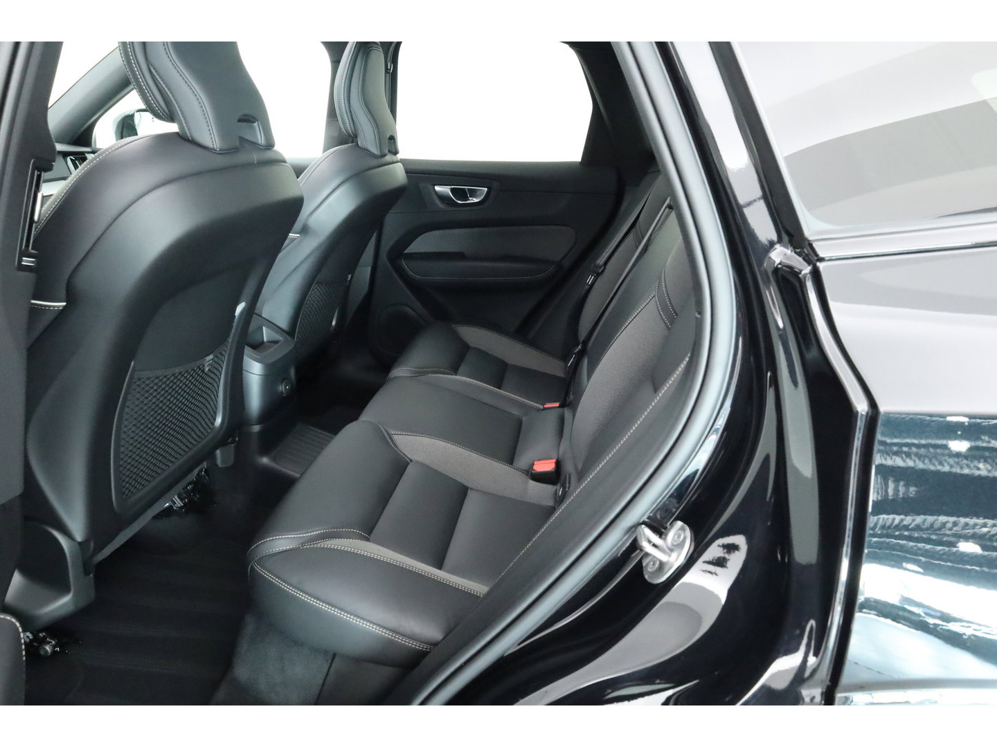 Volvo XC60 2.0 T8 Plug-in hybrid AWD Plus Black Edition | SOH 99.1% | Pano | Memory Seats | H&K Audio | 360cam | Pilot Assist | 4x Stoelverw. | Bliss | Google Info.