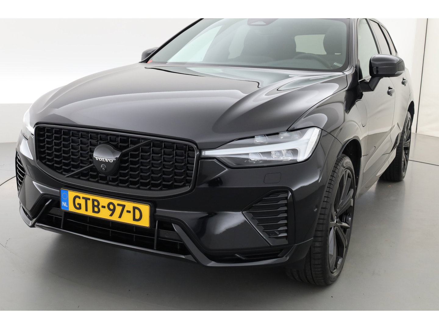 Volvo XC60 2.0 T8 Plug-in hybrid AWD Plus Black Edition | SOH 99.1% | Pano | Memory Seats | H&K Audio | 360cam | Pilot Assist | 4x Stoelverw. | Bliss | Google Info.