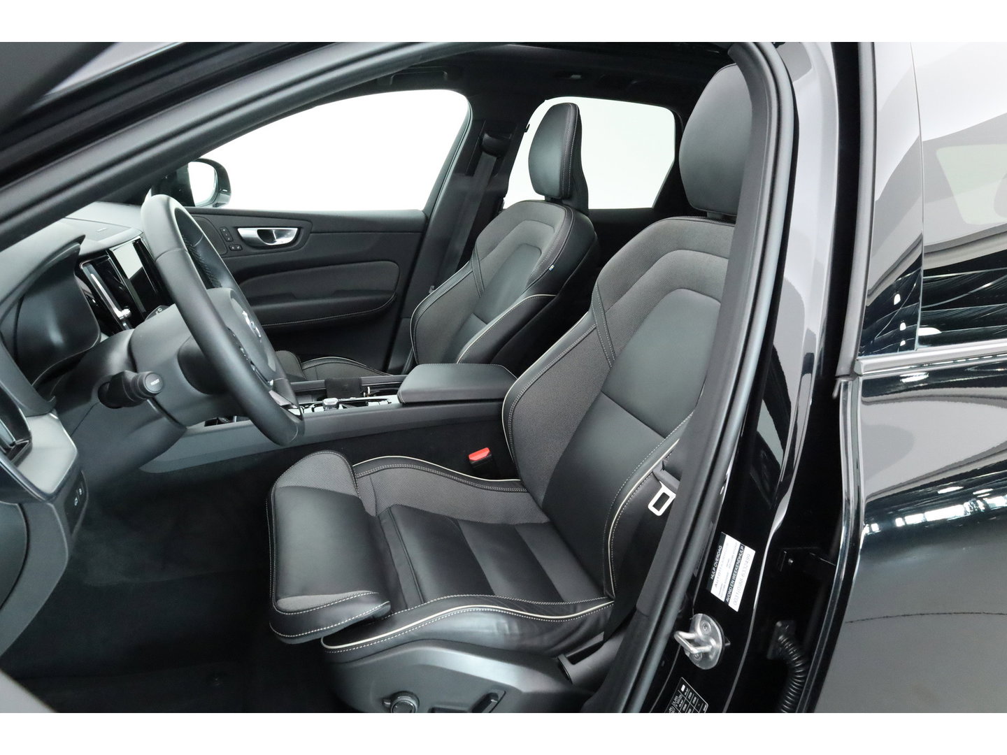 Volvo XC60 2.0 T8 Plug-in hybrid AWD Plus Black Edition | SOH 99.1% | Pano | Memory Seats | H&K Audio | 360cam | Pilot Assist | 4x Stoelverw. | Bliss | Google Info.