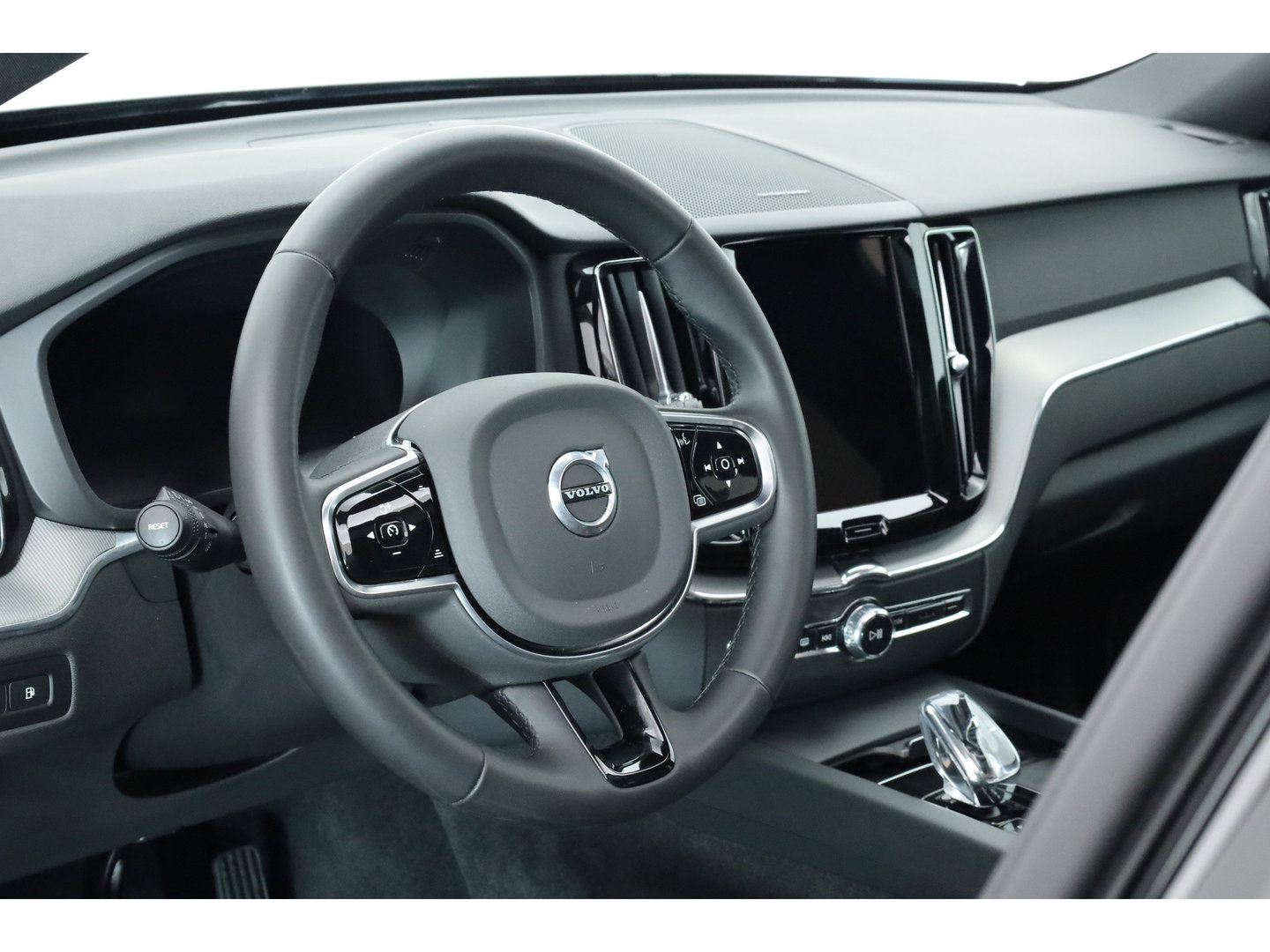 Volvo XC60 2.0 T8 Plug-in hybrid AWD Plus Black Edition | SOH 99.1% | Pano | Memory Seats | H&K Audio | 360cam | Pilot Assist | 4x Stoelverw. | Bliss | Google Info.