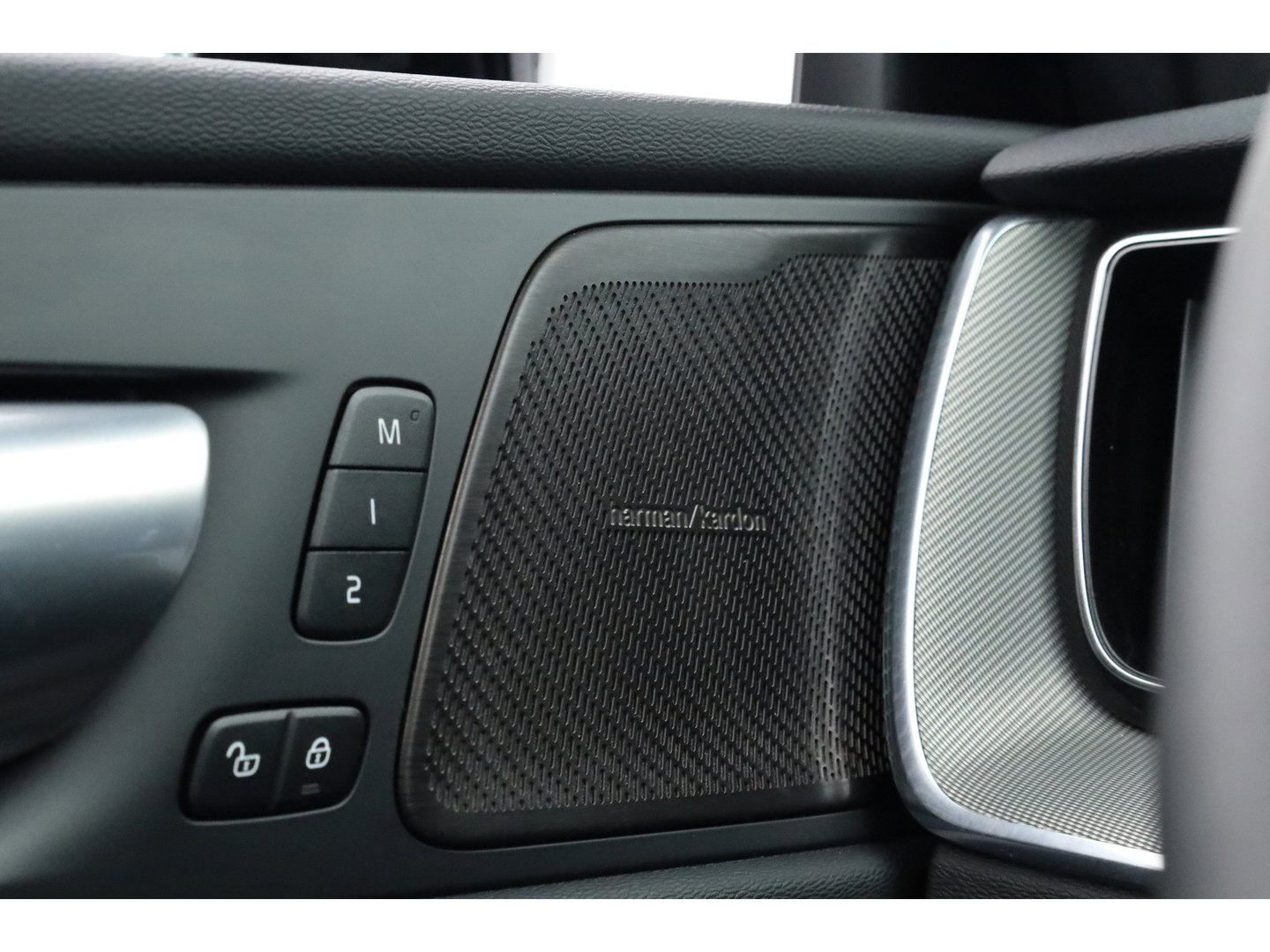 Volvo XC60 2.0 T8 Plug-in hybrid AWD Plus Black Edition | SOH 99.1% | Pano | Memory Seats | H&K Audio | 360cam | Pilot Assist | 4x Stoelverw. | Bliss | Google Info.