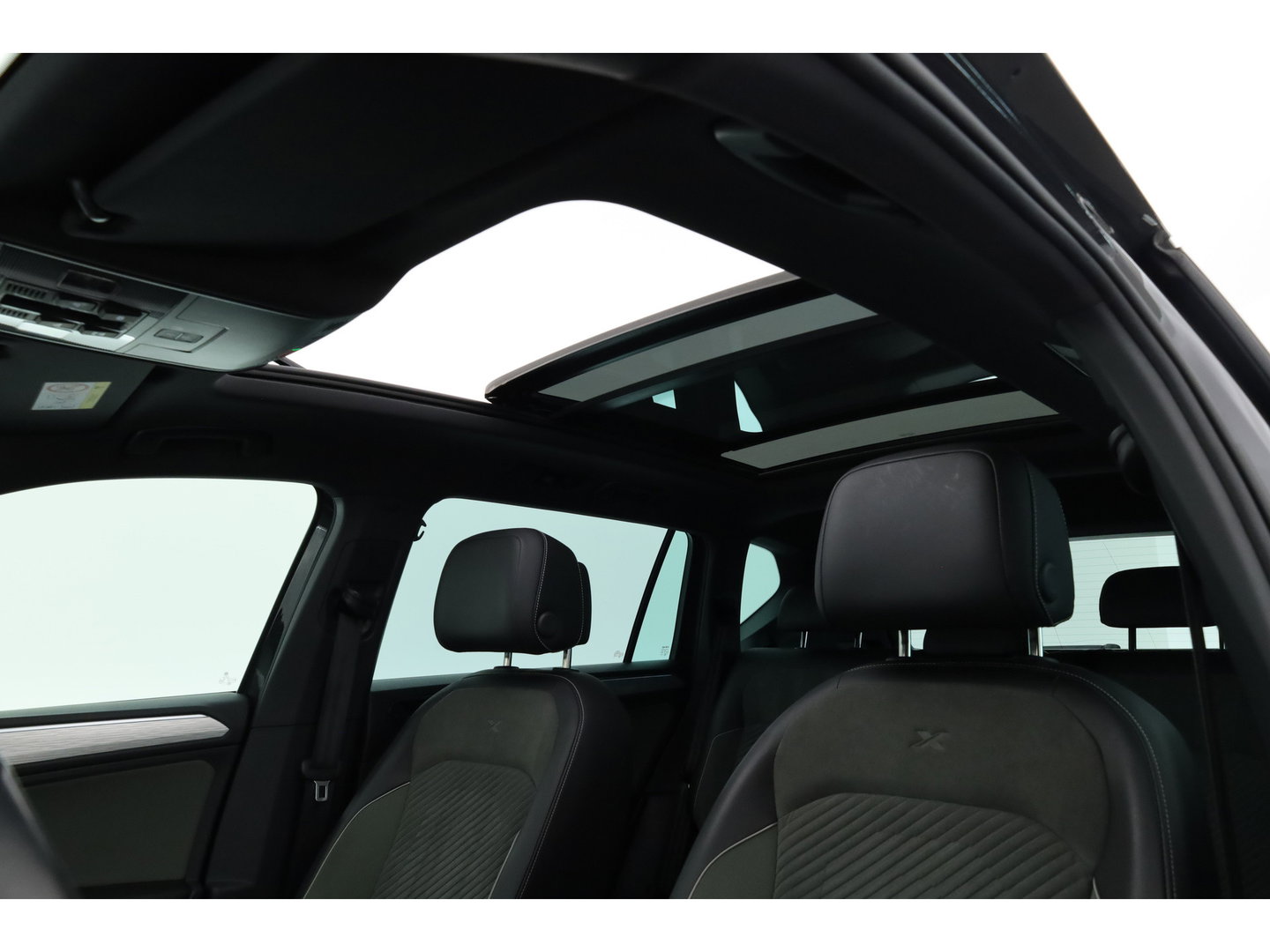 SEAT Tarraco 1.4 TSI e-Hybrid PHEV Xperience Business Intense | Pano | Dig. Cockpit | Elek. Trekhaak | Adapt. Cruise | trekgewicht 1800 kg | Dodehoek | Camera + PDC
