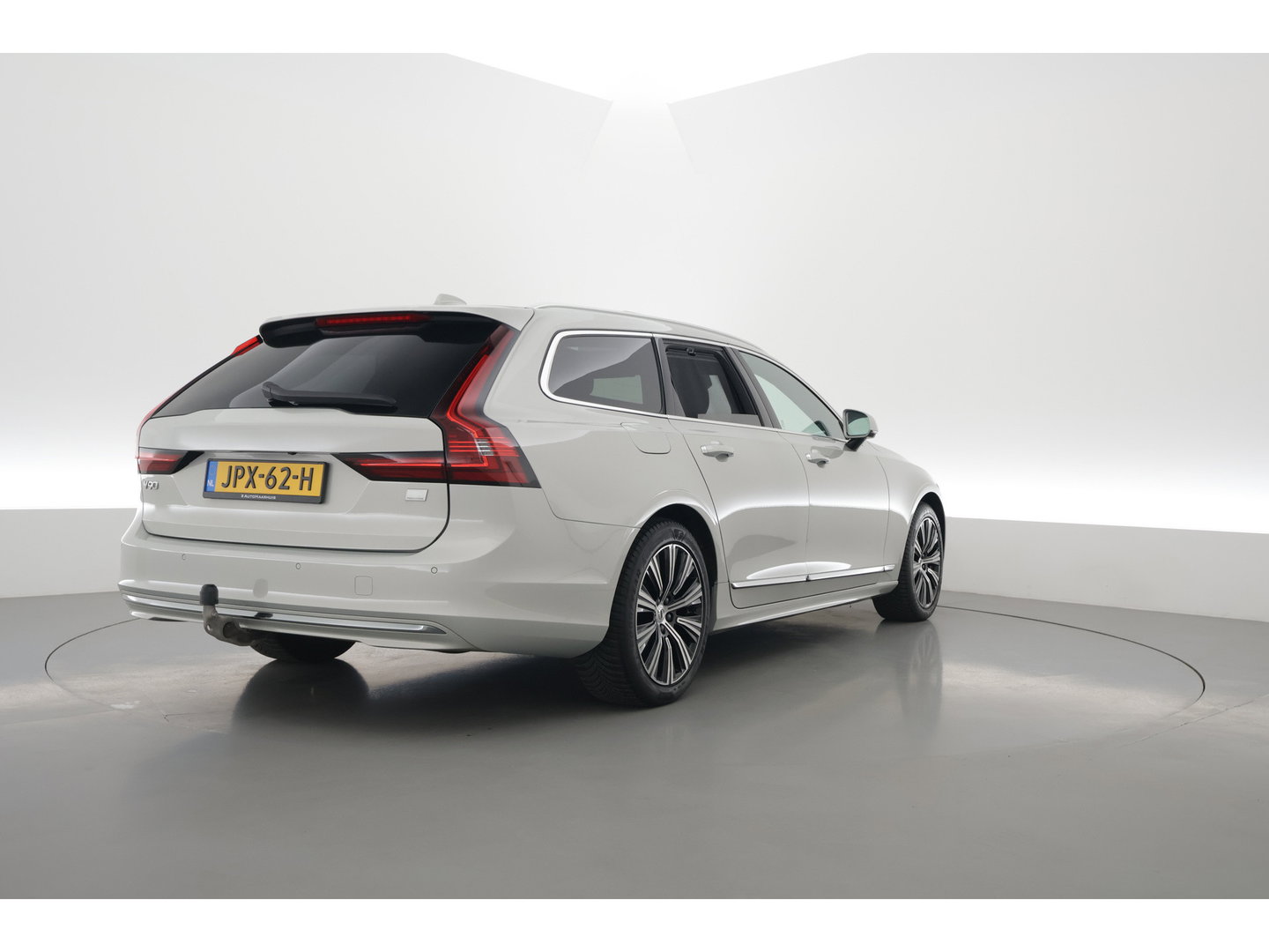 Volvo V90 2.0 T6 AWD Inscription | Pano | Elek. Trekhaak | Adapt. Cruise | 4x Stoelverw. | Memory | Camera | Keyless | 18''