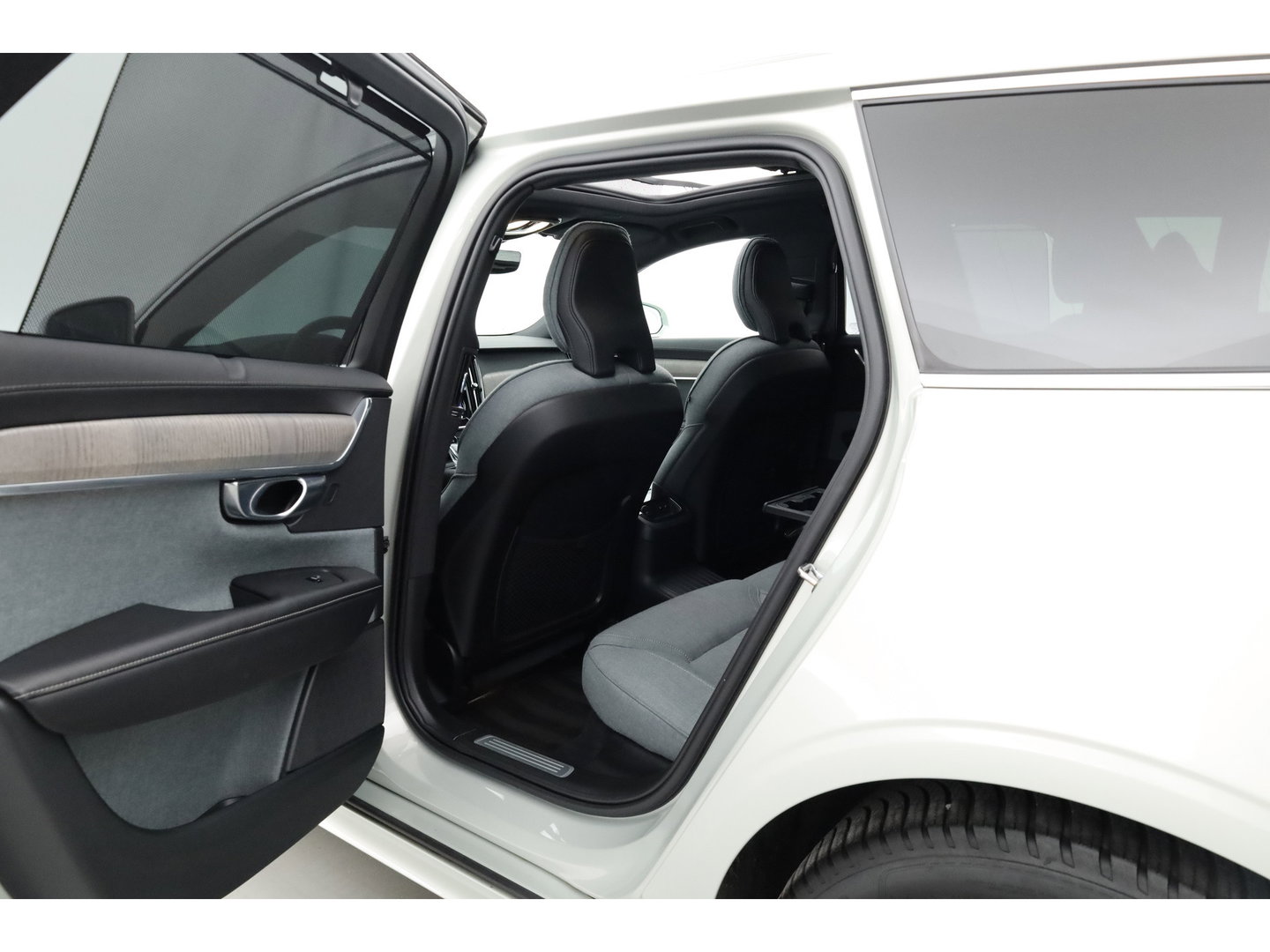 Volvo V90 2.0 T6 AWD Inscription | Pano | Elek. Trekhaak | Adapt. Cruise | 4x Stoelverw. | Memory | Camera | Keyless | 18''
