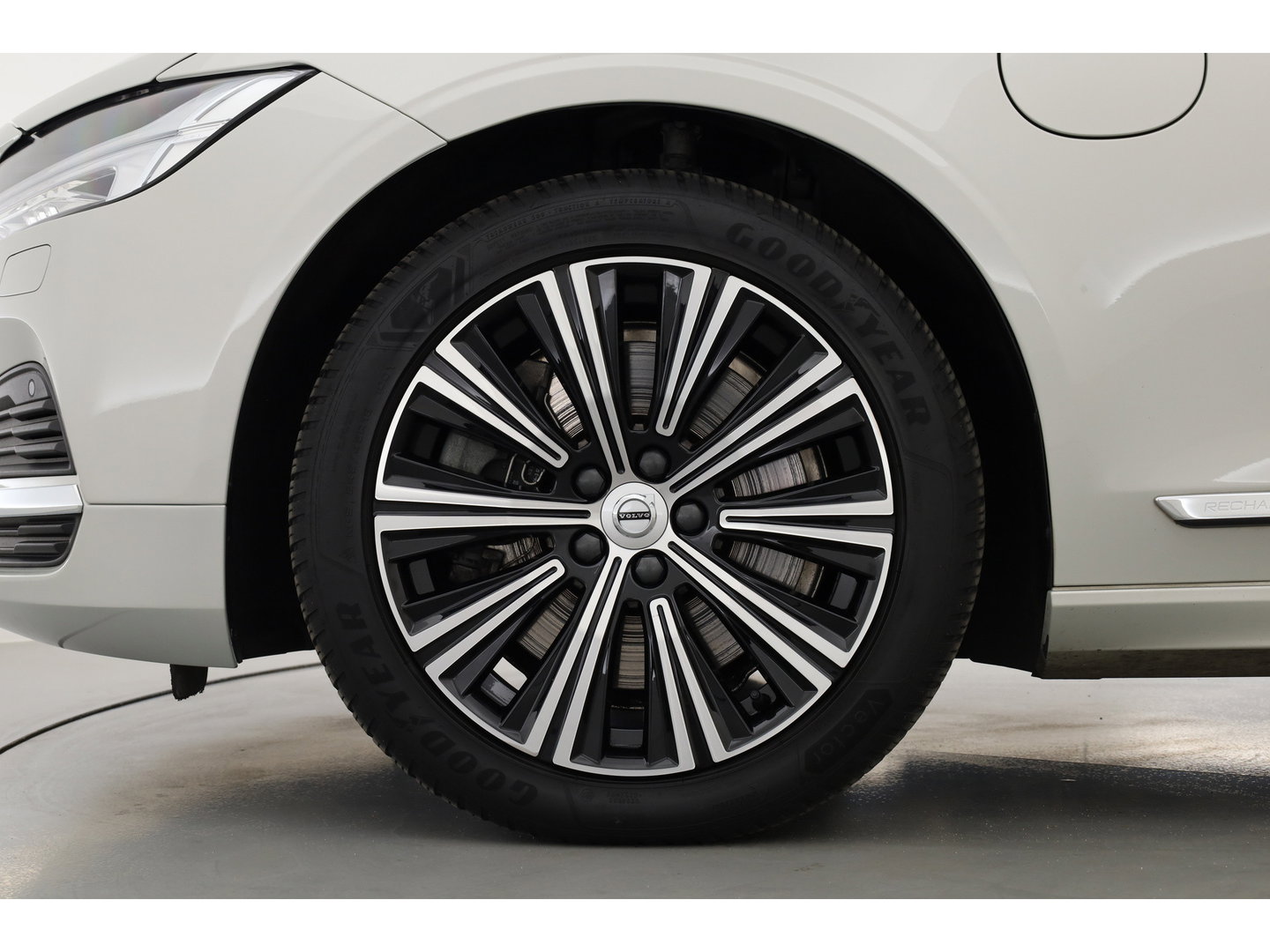 Volvo V90 2.0 T6 AWD Inscription | Pano | Elek. Trekhaak | Adapt. Cruise | 4x Stoelverw. | Memory | Camera | Keyless | 18''