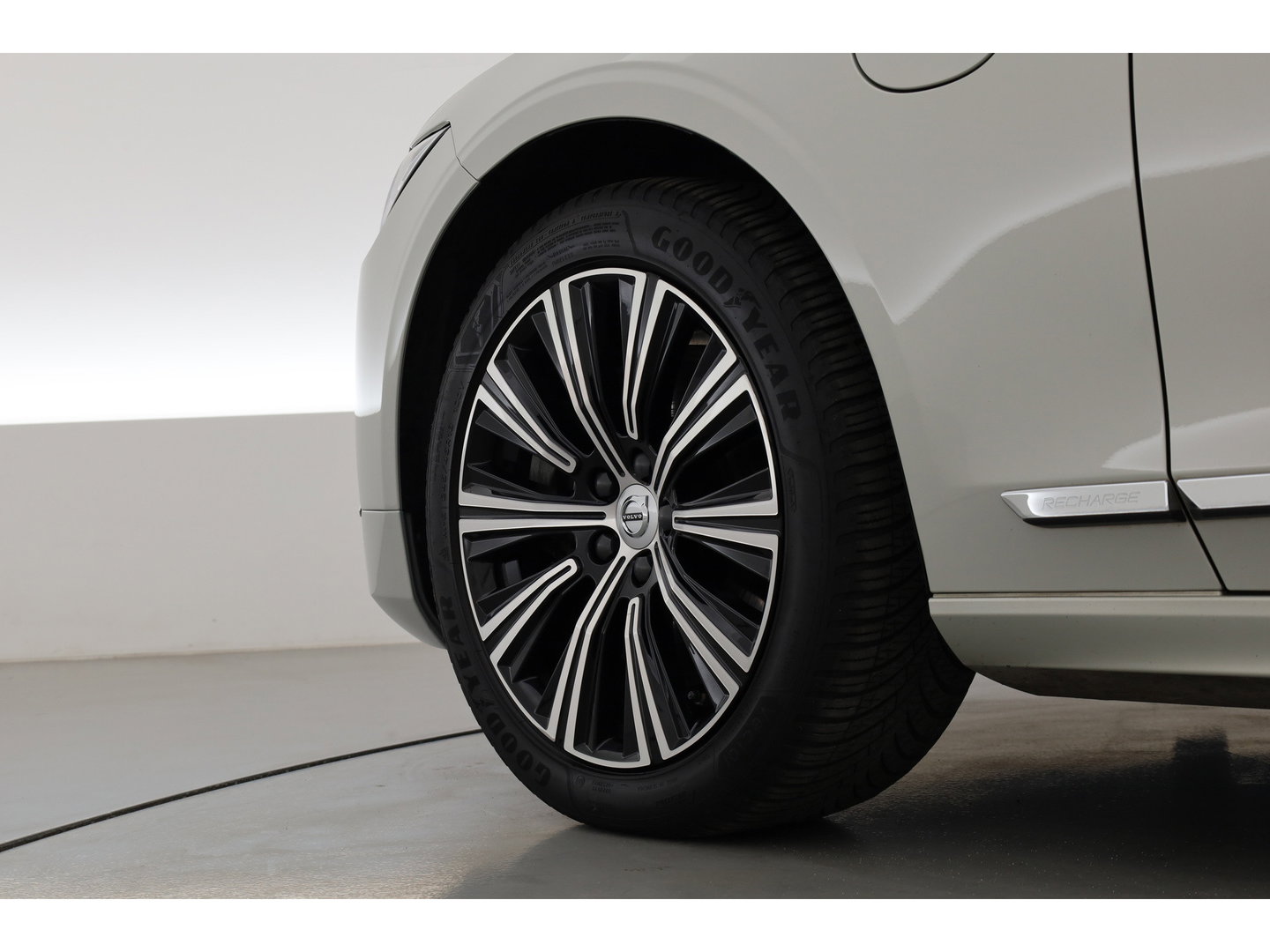 Volvo V90 2.0 T6 AWD Inscription | Pano | Elek. Trekhaak | Adapt. Cruise | 4x Stoelverw. | Memory | Camera | Keyless | 18''