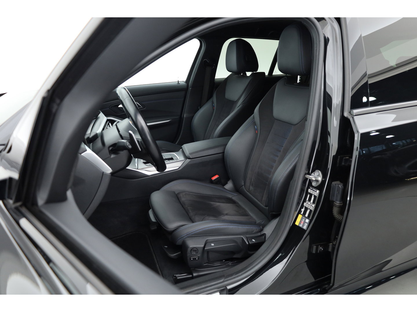 BMW 3 Serie Touring 320e M Sport | SOH 90.7% | Facelift | Shadow Line | Curved display | Adapt. Cruise | Nav + CarPlay | Elek. Klep | Sfeerverlichting | LED | Stoelverw. | PDC