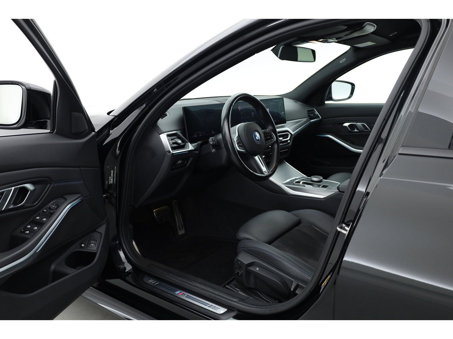 BMW 3 Serie Touring 320e M Sport | SOH 90.7% | Facelift | Shadow Line | Curved display | Adapt. Cruise | Nav + CarPlay | Elek. Klep | Sfeerverlichting | LED | Stoelverw. | PDC