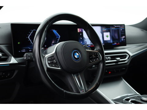 BMW 3 Serie Touring 320e M Sport | SOH 90.7% | Facelift | Shadow Line | Curved display | Adapt. Cruise | Nav + CarPlay | Elek. Klep | Sfeerverlichting | LED | Stoelverw. | PDC