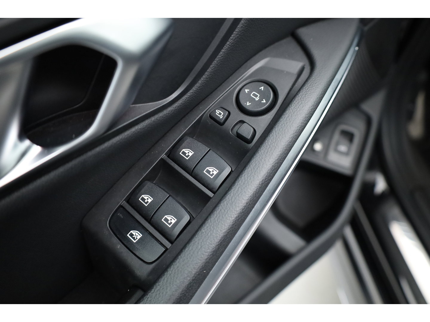 BMW 3 Serie Touring 320e M Sport | SOH 90.7% | Facelift | Shadow Line | Curved display | Adapt. Cruise | Nav + CarPlay | Elek. Klep | Sfeerverlichting | LED | Stoelverw. | PDC