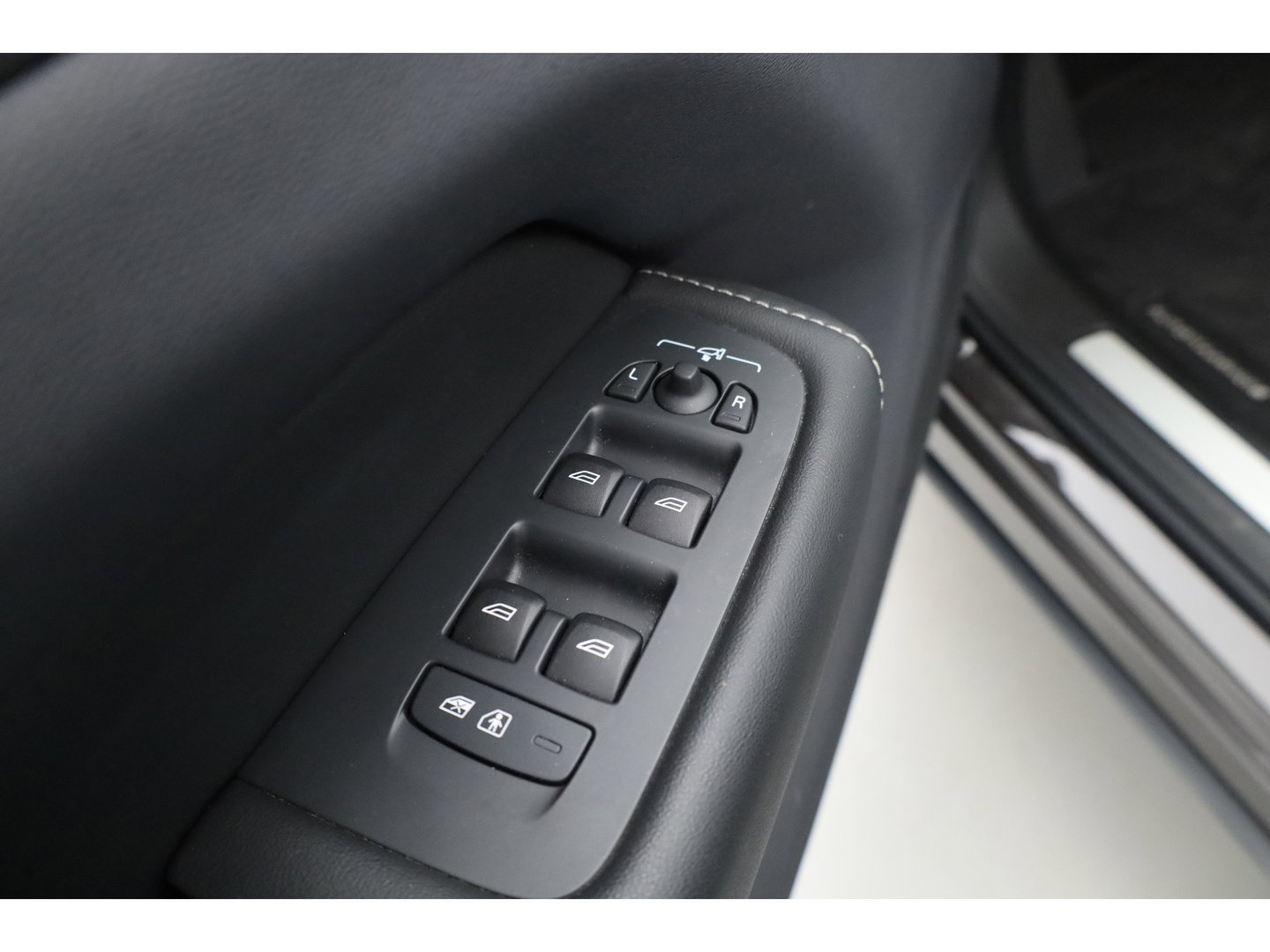 Volvo XC60 2.0 T8 Plug-in hybrid AWD Ultimate Bright | SOH 98% | Pano | Massage | H&K Audio | Stoel-Stuurverw. | Stoelventilatie | 360cam | Memory Seats | Head-Up