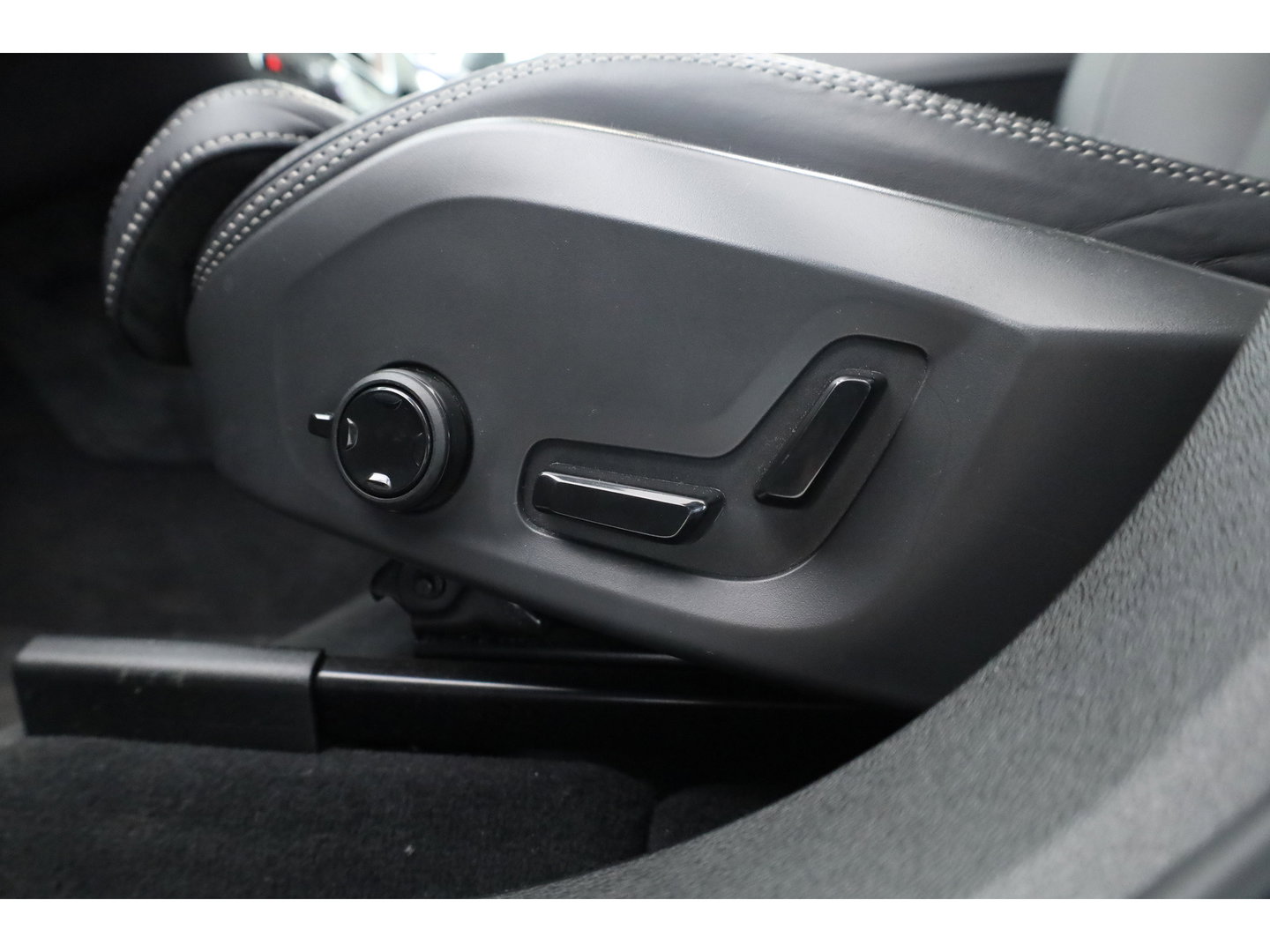 Volvo XC60 2.0 T8 Plug-in hybrid AWD Ultimate Bright | SOH 98% | Pano | Massage | H&K Audio | Stoel-Stuurverw. | Stoelventilatie | 360cam | Memory Seats | Head-Up