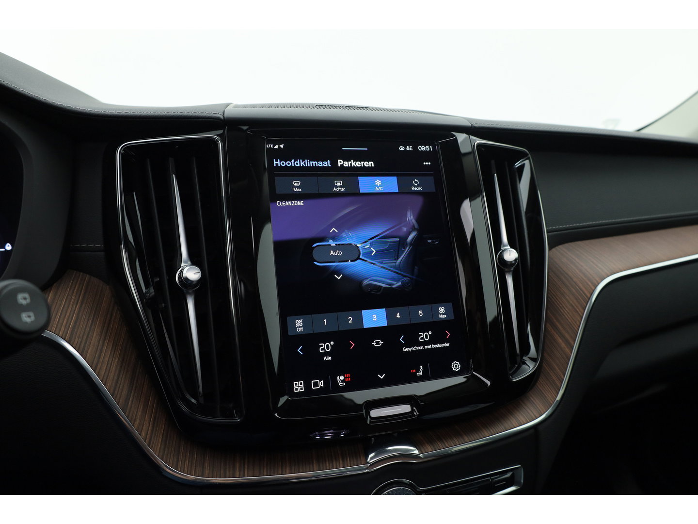 Volvo XC60 2.0 T8 Plug-in hybrid AWD Ultimate Bright | SOH 98% | Pano | Massage | H&K Audio | Stoel-Stuurverw. | Stoelventilatie | 360cam | Memory Seats | Head-Up
