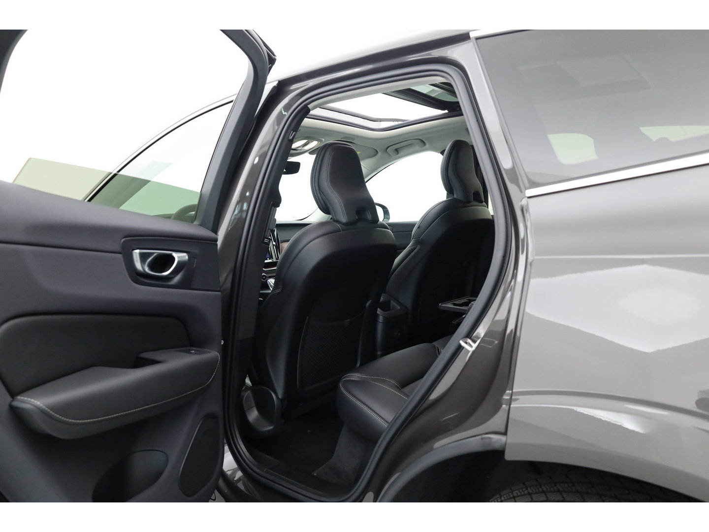Volvo XC60 2.0 T8 Plug-in hybrid AWD Ultimate Bright | SOH 98% | Pano | Massage | H&K Audio | Stoel-Stuurverw. | Stoelventilatie | 360cam | Memory Seats | Head-Up