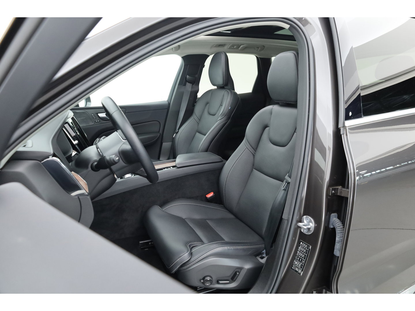 Volvo XC60 2.0 T8 Plug-in hybrid AWD Ultimate Bright | SOH 98% | Pano | Massage | H&K Audio | Stoel-Stuurverw. | Stoelventilatie | 360cam | Memory Seats | Head-Up