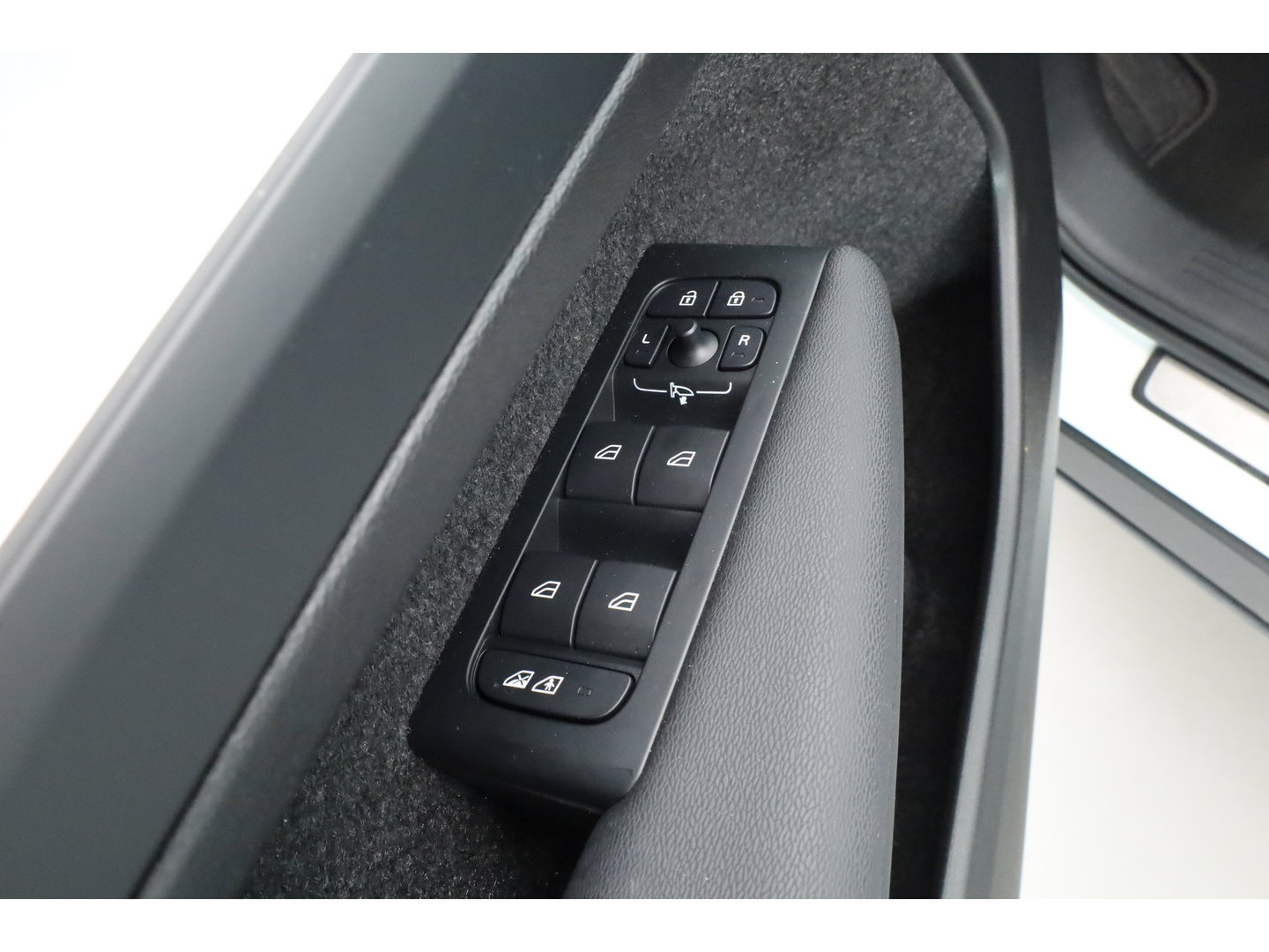 Volvo XC40 2.0 B3 Ultra Black Edition | Pano | Harman Kardon | 360cam | Memory | Stoel-Stuurverw. | Adapt. Cruise | Keyless