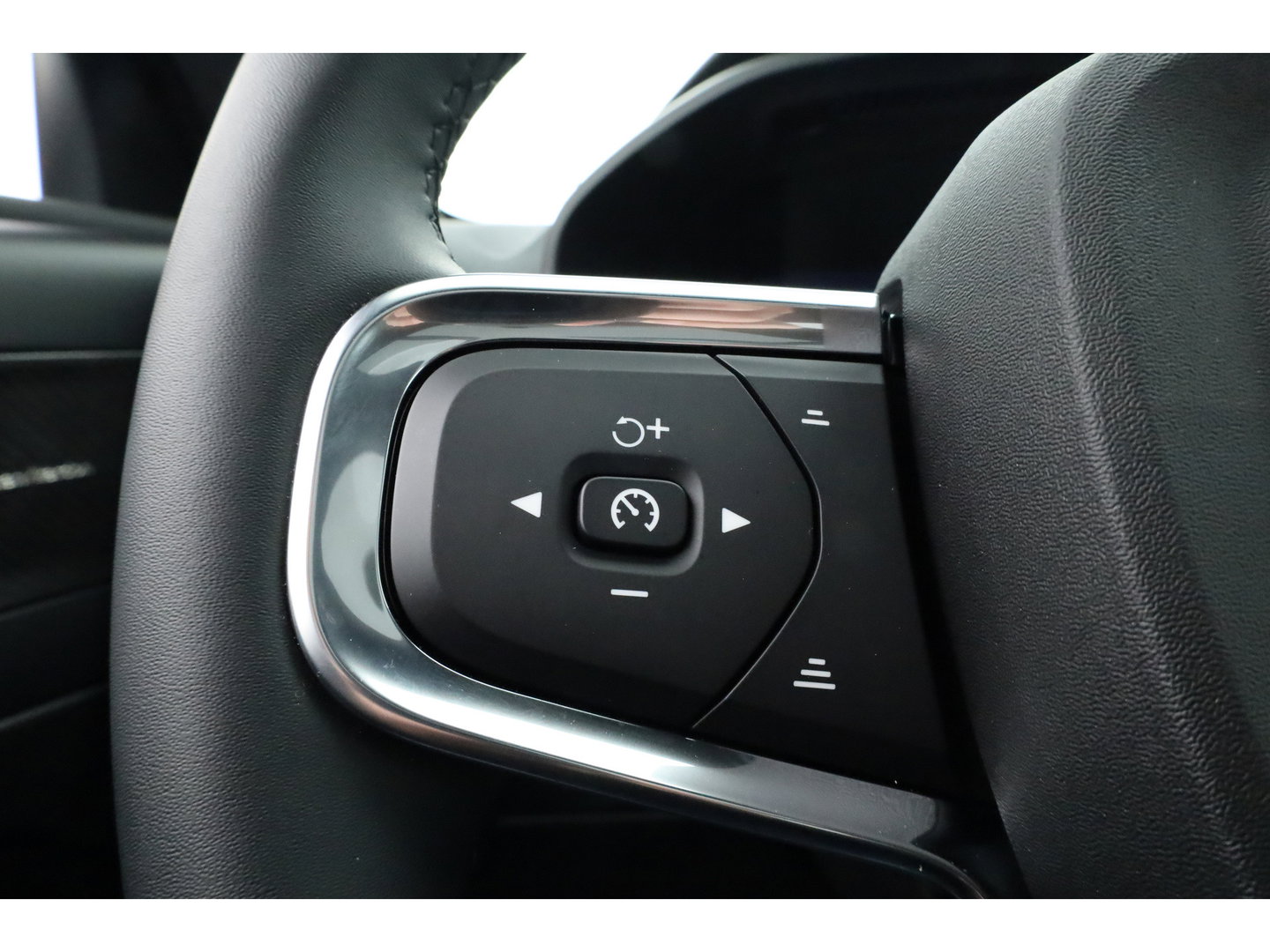 Volvo XC40 2.0 B3 Ultra Black Edition | Pano | Harman Kardon | 360cam | Memory | Stoel-Stuurverw. | Adapt. Cruise | Keyless