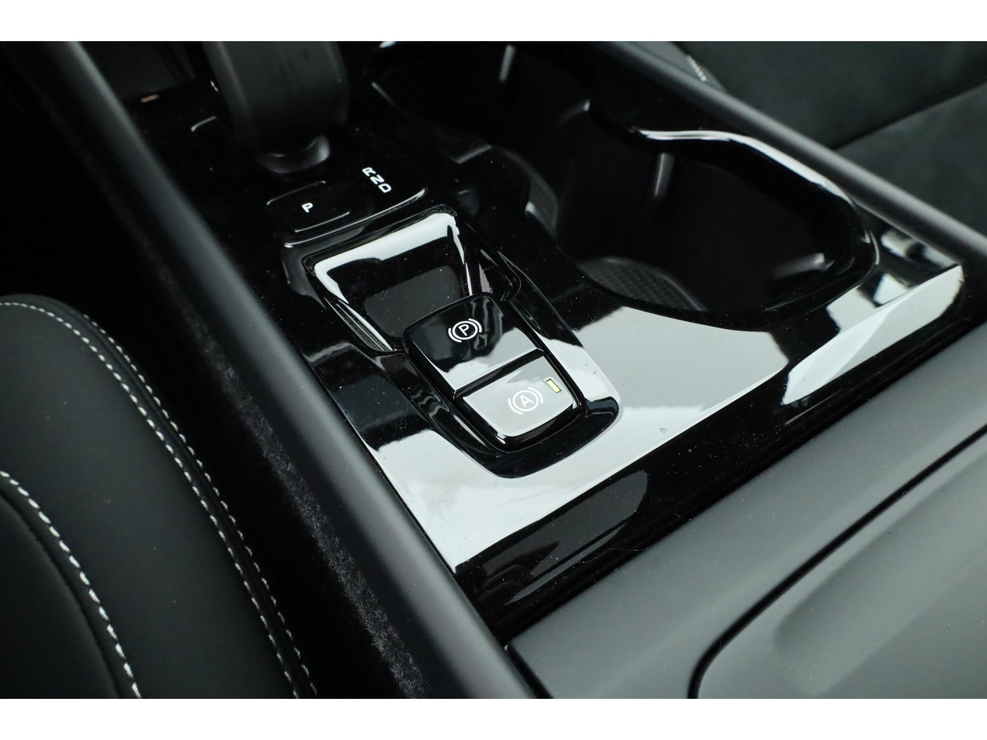 Volvo XC40 2.0 B3 Ultra Black Edition | Pano | Harman Kardon | 360cam | Memory | Stoel-Stuurverw. | Adapt. Cruise | Keyless