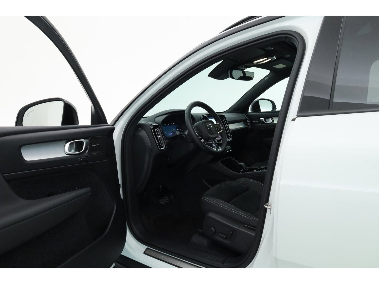 Volvo XC40 2.0 B3 Ultra Black Edition | Pano | Harman Kardon | 360cam | Memory | Stoel-Stuurverw. | Adapt. Cruise | Keyless