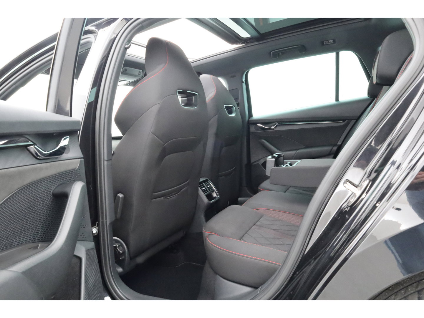 Škoda Octavia Combi 1.4 TSI RS iV PHEV Business | Pano | HUD | Adapt. Cruise | Elek. Trekhaak | Keyless | Stoelverw. | NAV + CarPlay