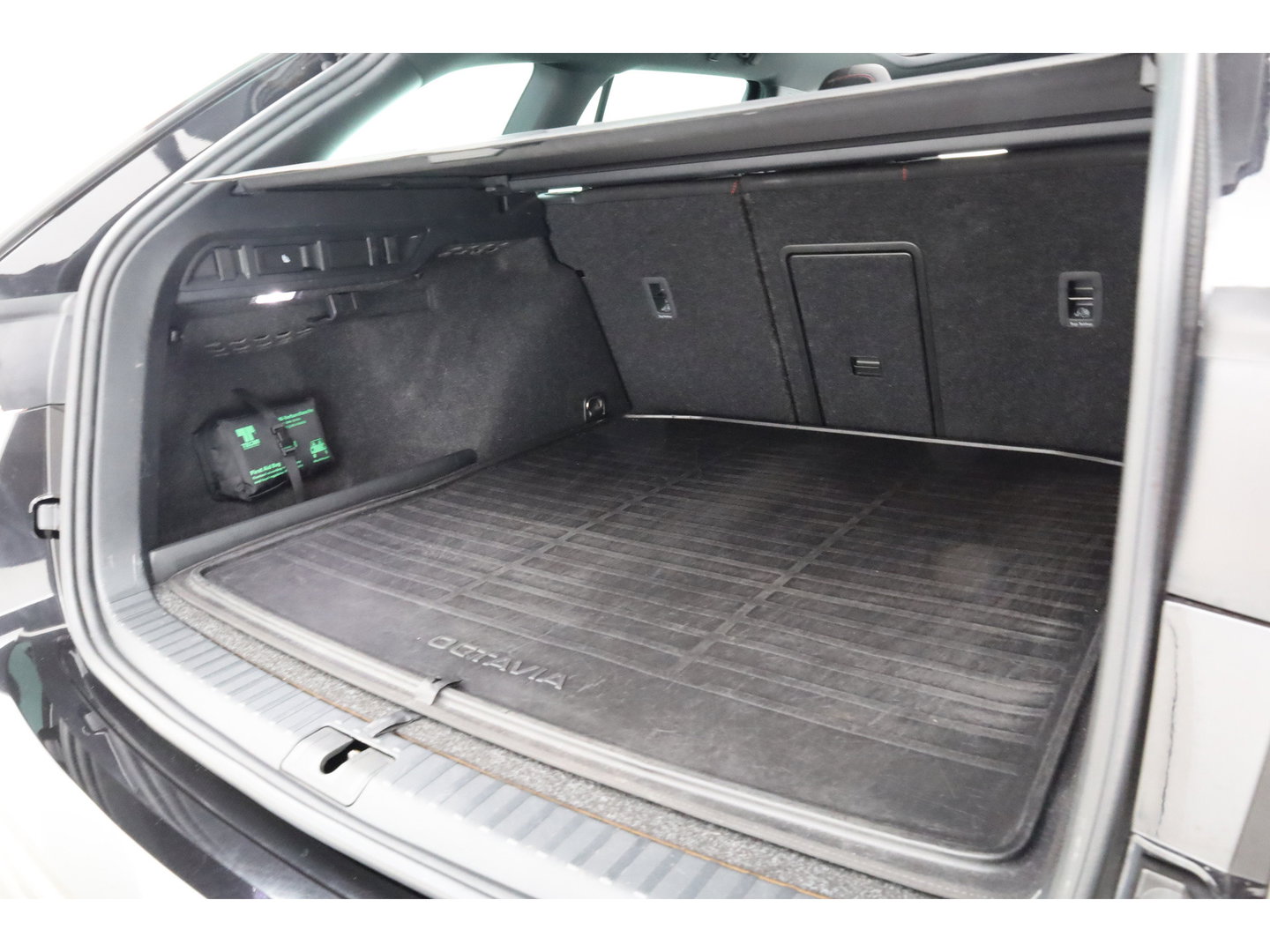 Škoda Octavia Combi 1.4 TSI RS iV PHEV Business | Pano | HUD | Adapt. Cruise | Elek. Trekhaak | Keyless | Stoelverw. | NAV + CarPlay