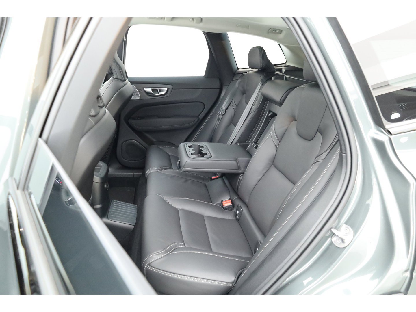 Volvo XC60 2.0 T8 Plug-in hybrid AWD Ultra Dark "Forest Lake" | Facelift | Memory | Pano | Luchtvering | Massage | Bowers & Wilkins