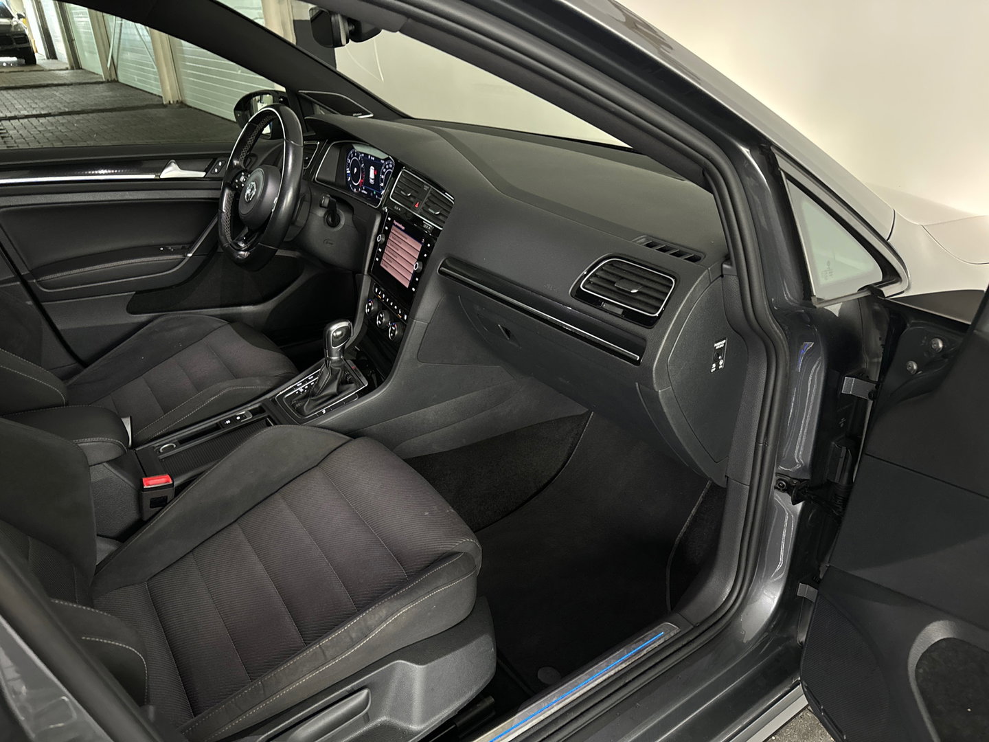 Volkswagen Golf 2.0 TSI 4Motion R Pano|Keyless|Dynaudio|Sfeer