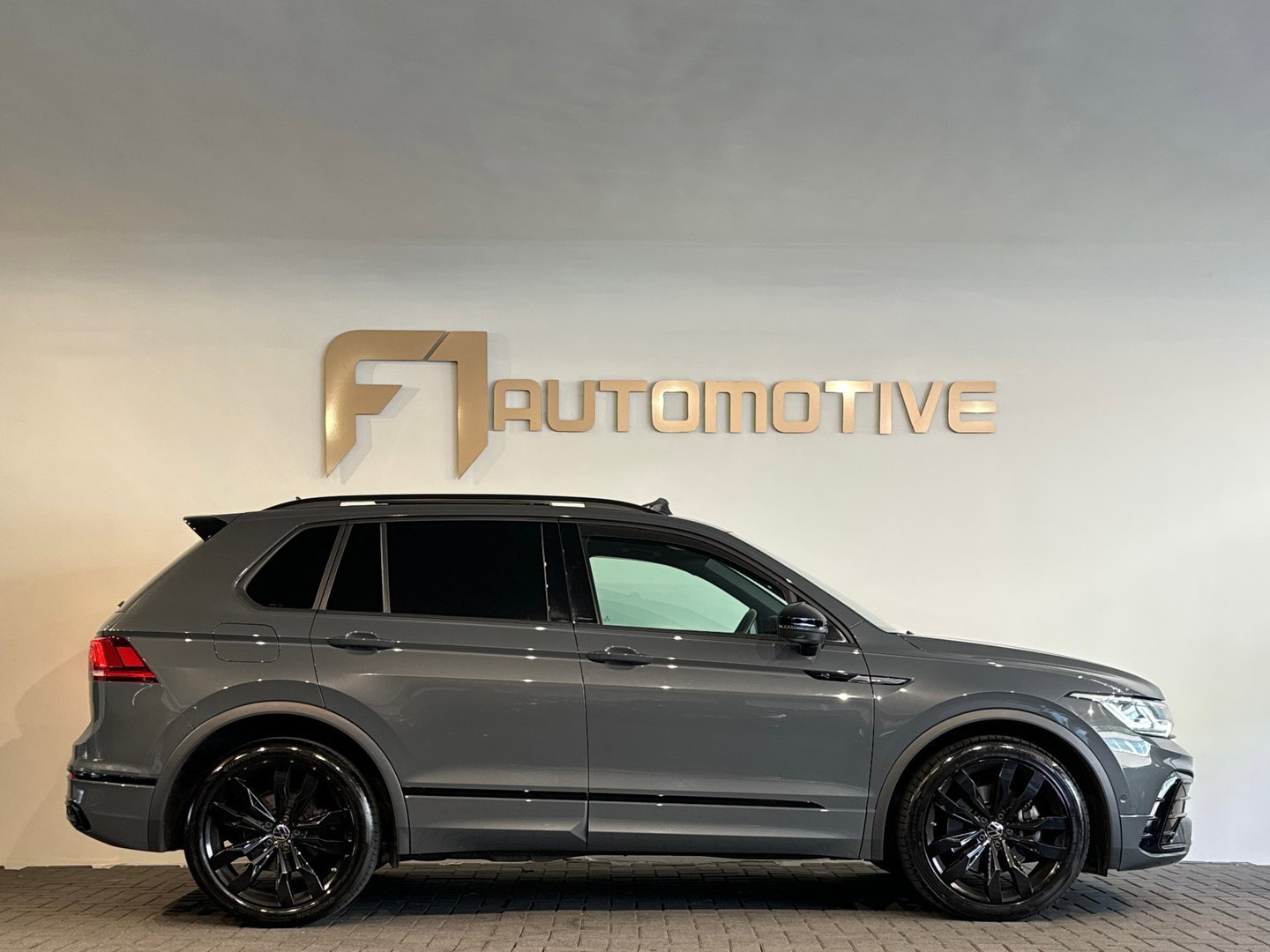 Volkswagen Tiguan 2.0 TSI 4Motion R Line Pano|Memory|Sfeer