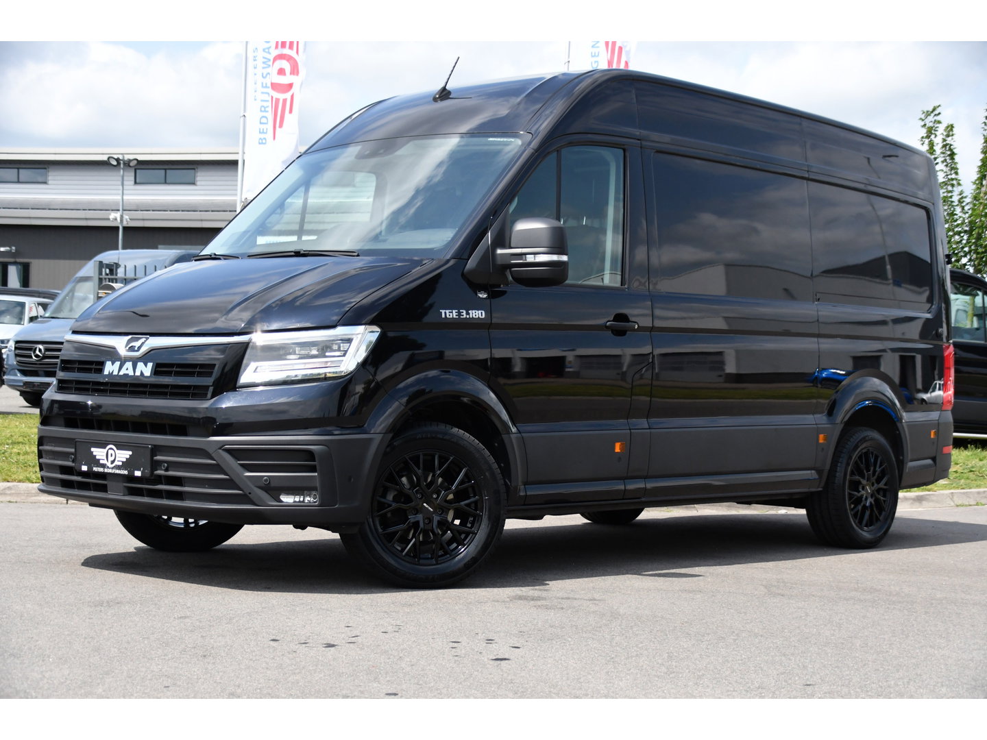 MAN TGE 3.180 35 2.0 L3H3 Black Edition Adaptieve Cruise, Camera, Carplay, LED, Stoelverwarming, Massage stoel, Trekhaak, 177pk, Automaat, Uniek!