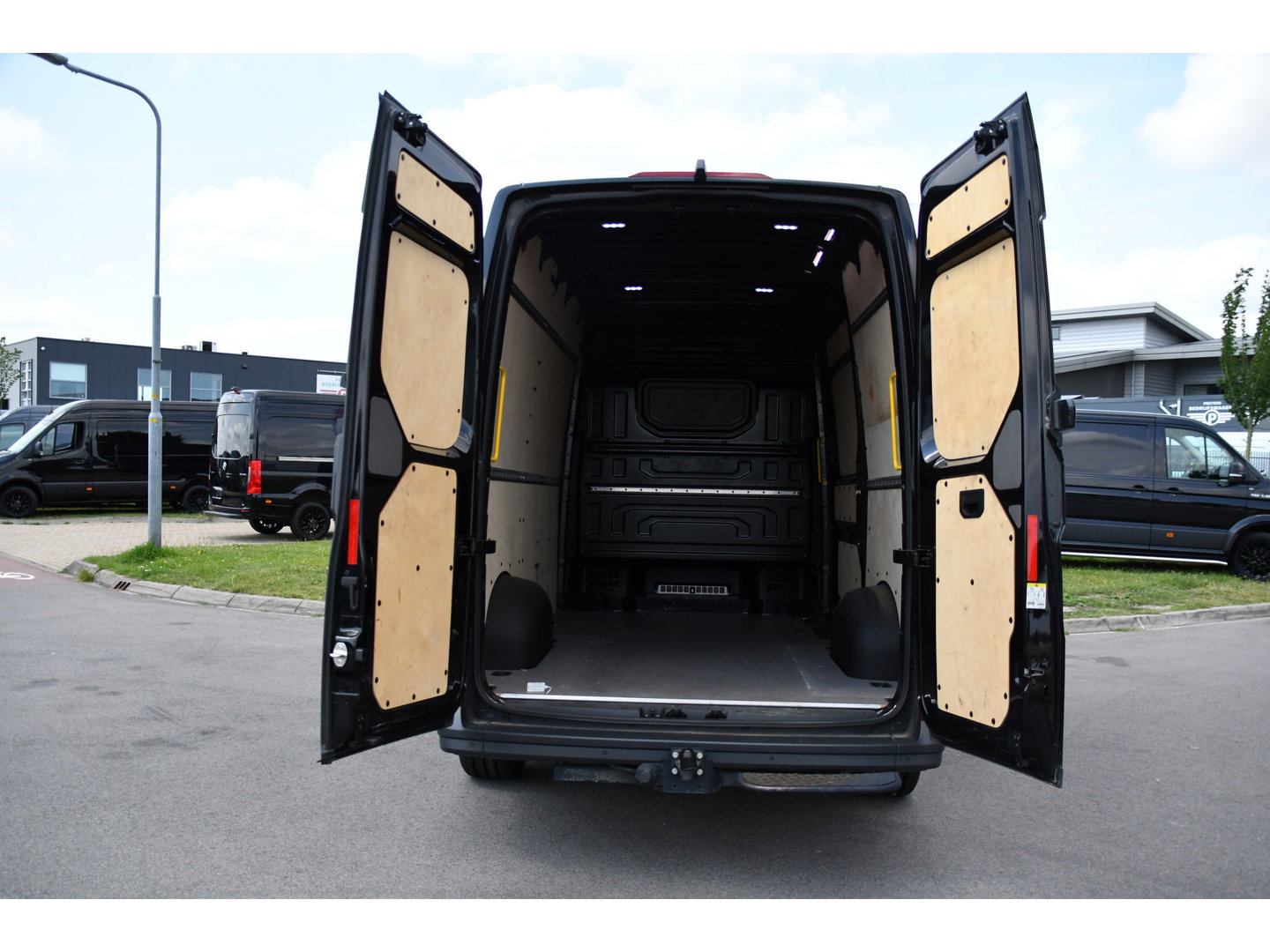 MAN TGE 3.180 35 2.0 L3H3 Black Edition Adaptieve Cruise, Camera, Carplay, LED, Stoelverwarming, Massage stoel, Trekhaak, 177pk, Automaat, Uniek!
