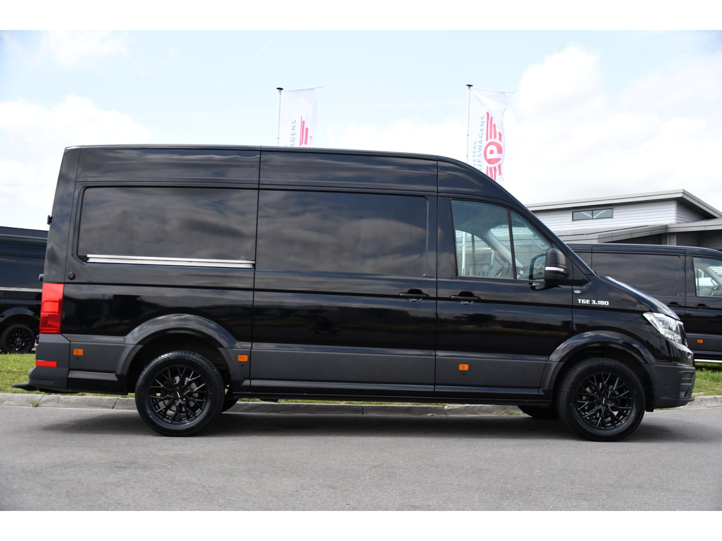 MAN TGE 3.180 35 2.0 L3H3 Black Edition Adaptieve Cruise, Camera, Carplay, LED, Stoelverwarming, Massage stoel, Trekhaak, 177pk, Automaat, Uniek!