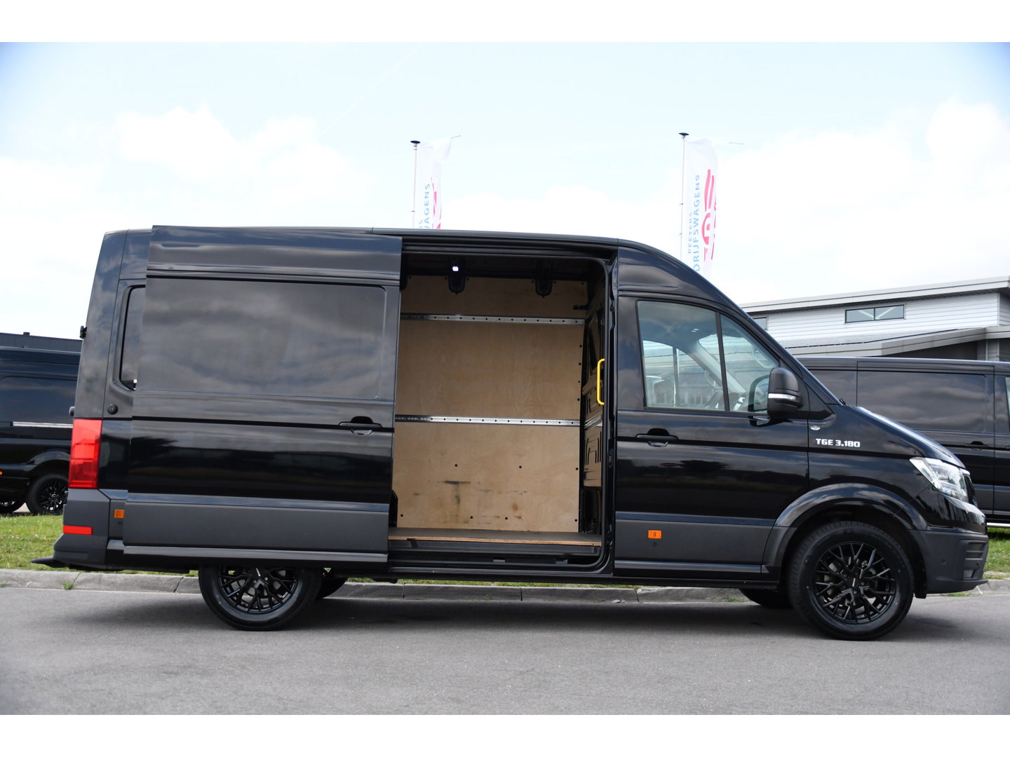 MAN TGE 3.180 35 2.0 L3H3 Black Edition Adaptieve Cruise, Camera, Carplay, LED, Stoelverwarming, Massage stoel, Trekhaak, 177pk, Automaat, Uniek!