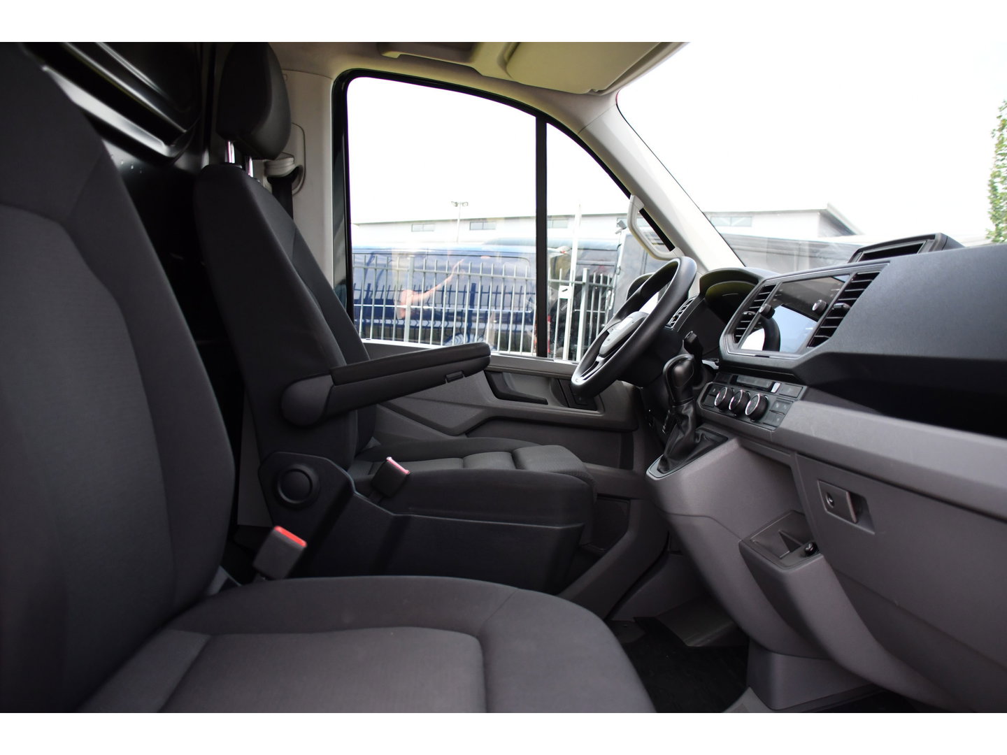 MAN TGE 3.180 35 2.0 L3H3 Black Edition Adaptieve Cruise, Camera, Carplay, LED, Stoelverwarming, Massage stoel, Trekhaak, 177pk, Automaat, Uniek!