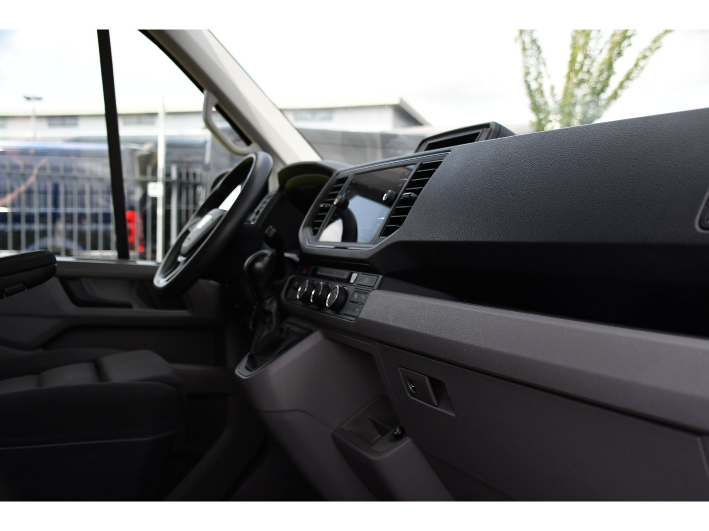 MAN TGE 3.180 35 2.0 L3H3 Black Edition Adaptieve Cruise, Camera, Carplay, LED, Stoelverwarming, Massage stoel, Trekhaak, 177pk, Automaat, Uniek!
