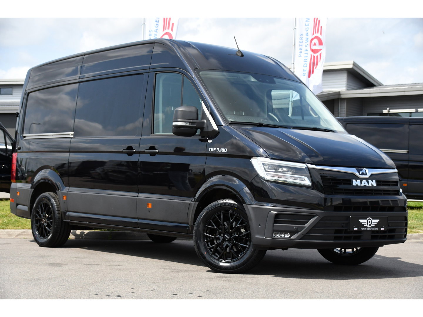 MAN TGE 3.180 35 2.0 L3H3 Black Edition Adaptieve Cruise, Camera, Carplay, LED, Stoelverwarming, Massage stoel, Trekhaak, 177pk, Automaat, Uniek!