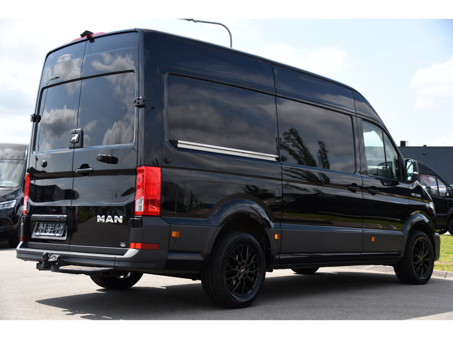 MAN TGE 3.180 35 2.0 L3H3 Black Edition Adaptieve Cruise, Camera, Carplay, LED, Stoelverwarming, Massage stoel, Trekhaak, 177pk, Automaat, Uniek!