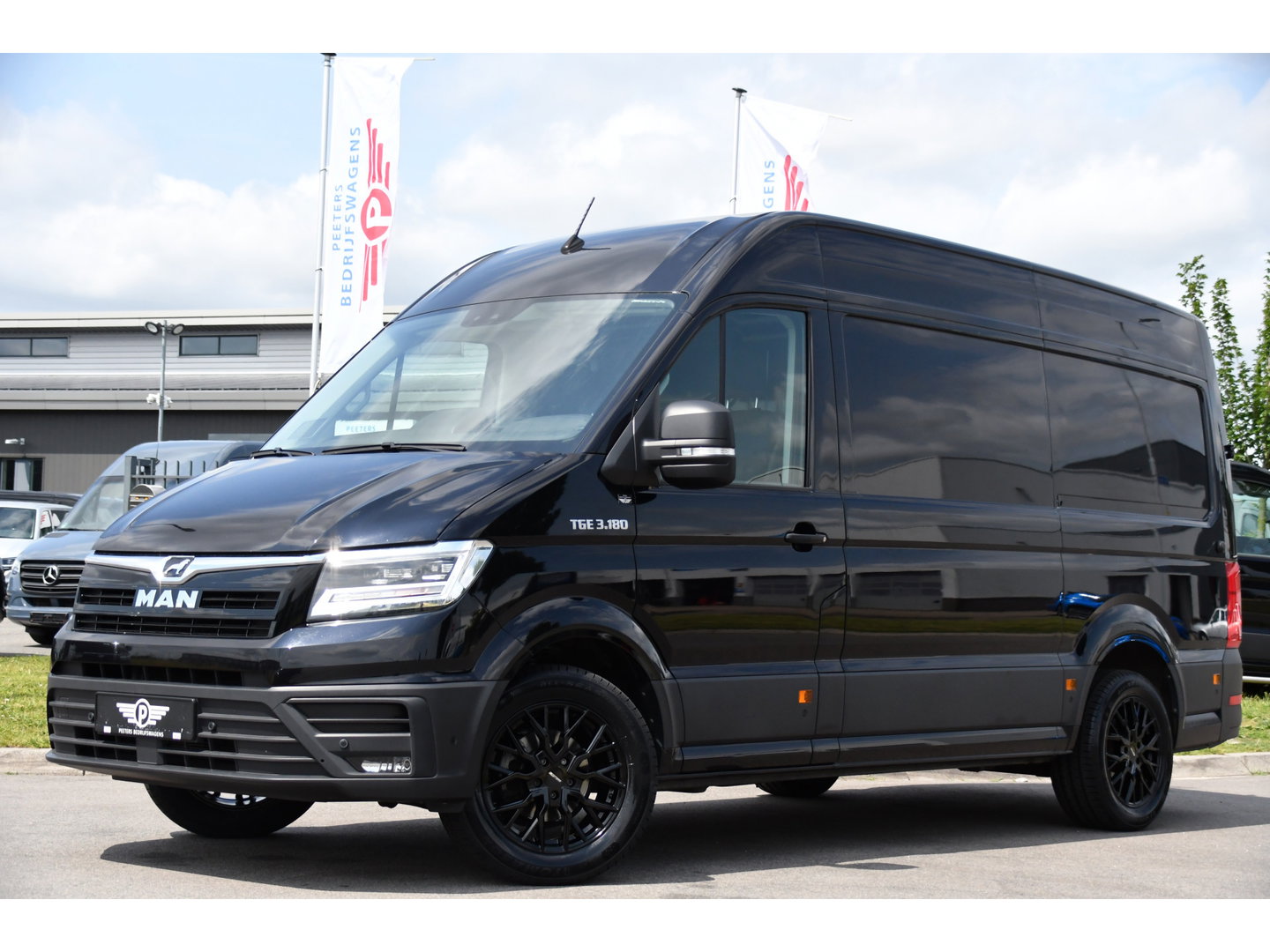 MAN TGE 3.180 35 2.0 L3H3 Black Edition Adaptieve Cruise, Camera, Carplay, LED, Stoelverwarming, Massage stoel, Trekhaak, 177pk, Automaat, Uniek!