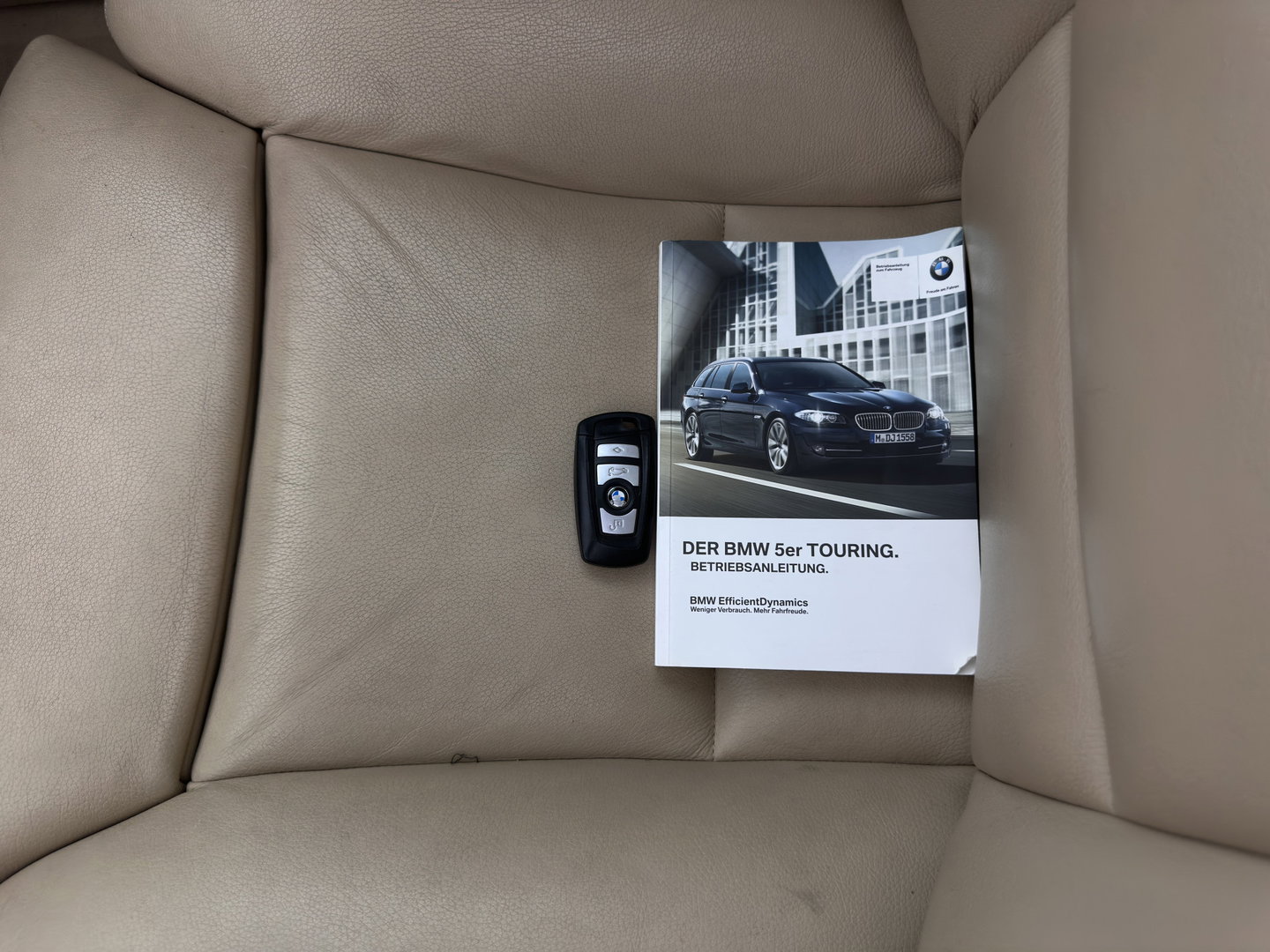 BMW 5 Serie Touring 530d High Executive Aut. *PANO | LEATHER | XENON | MEMORY-PACK | BLINDSPOT | HIFI-SOUND | NAVI-FULLMAP | CAMERA | HEATED-COMFORTSEATS | PRIVACY-GLASS | ECC | PDC | HEAD-UP | CRUISE | 17''ALU*
