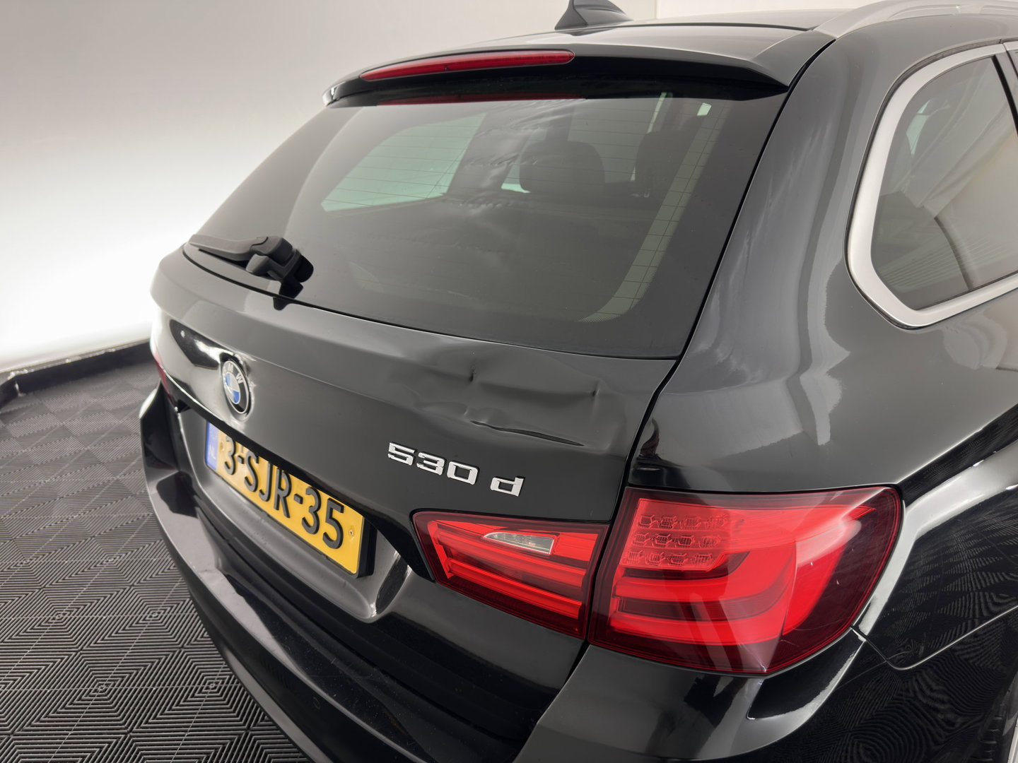 BMW 5 Serie Touring 530d High Executive Aut. *PANO | LEATHER | XENON | MEMORY-PACK | BLINDSPOT | HIFI-SOUND | NAVI-FULLMAP | CAMERA | HEATED-COMFORTSEATS | PRIVACY-GLASS | ECC | PDC | HEAD-UP | CRUISE | 17''ALU*