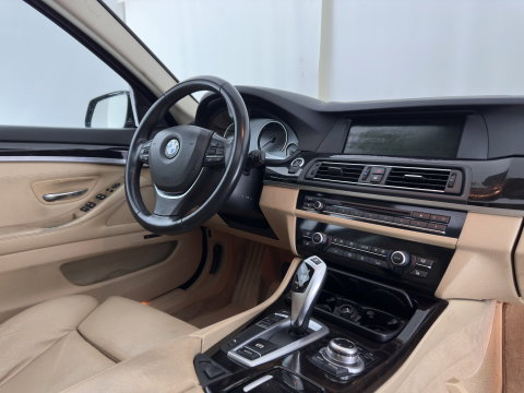 BMW 5 Serie Touring 530d High Executive Aut. *PANO | LEATHER | XENON | MEMORY-PACK | BLINDSPOT | HIFI-SOUND | NAVI-FULLMAP | CAMERA | HEATED-COMFORTSEATS | PRIVACY-GLASS | ECC | PDC | HEAD-UP | CRUISE | 17''ALU*