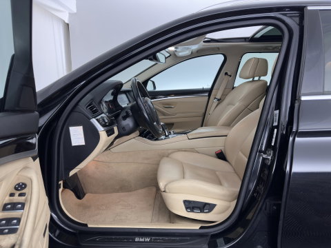 BMW 5 Serie Touring 530d High Executive Aut. *PANO | LEATHER | XENON | MEMORY-PACK | BLINDSPOT | HIFI-SOUND | NAVI-FULLMAP | CAMERA | HEATED-COMFORTSEATS | PRIVACY-GLASS | ECC | PDC | HEAD-UP | CRUISE | 17''ALU*